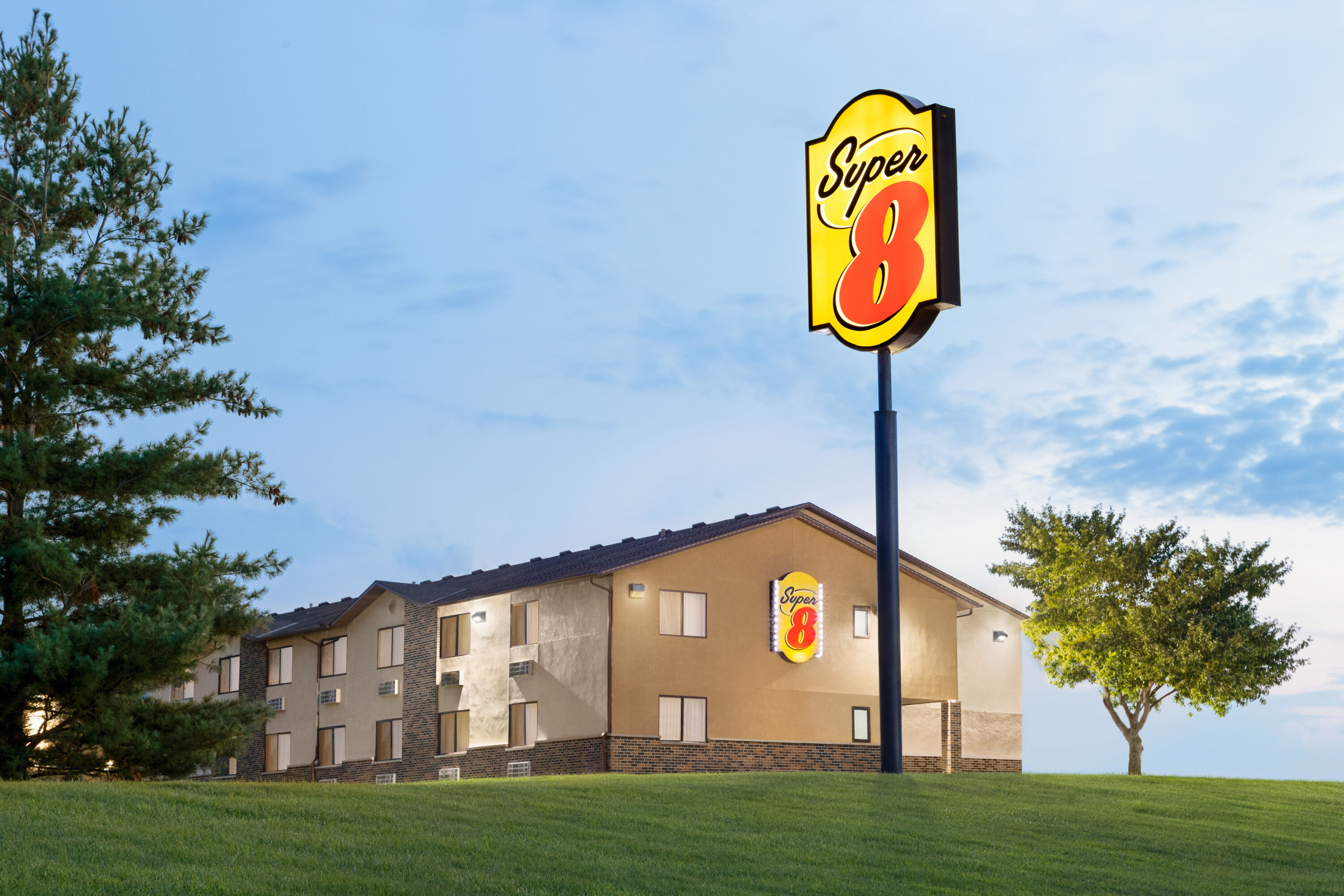 Exterior of Super 8 by Wyndham Chillicothe hotel in Chillicothe, Missouri