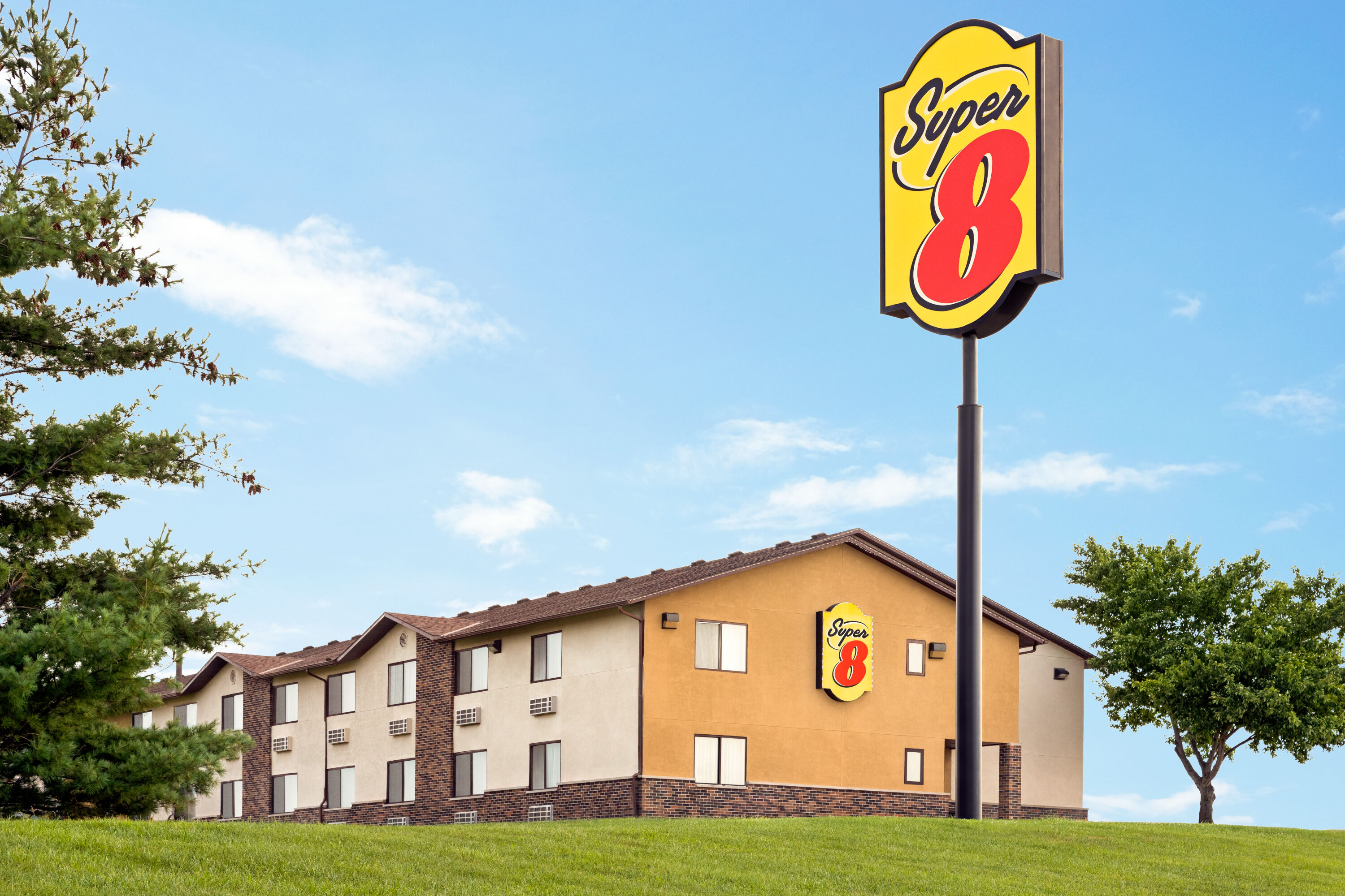 Exterior of Super 8 by Wyndham Chillicothe hotel in Chillicothe, Missouri