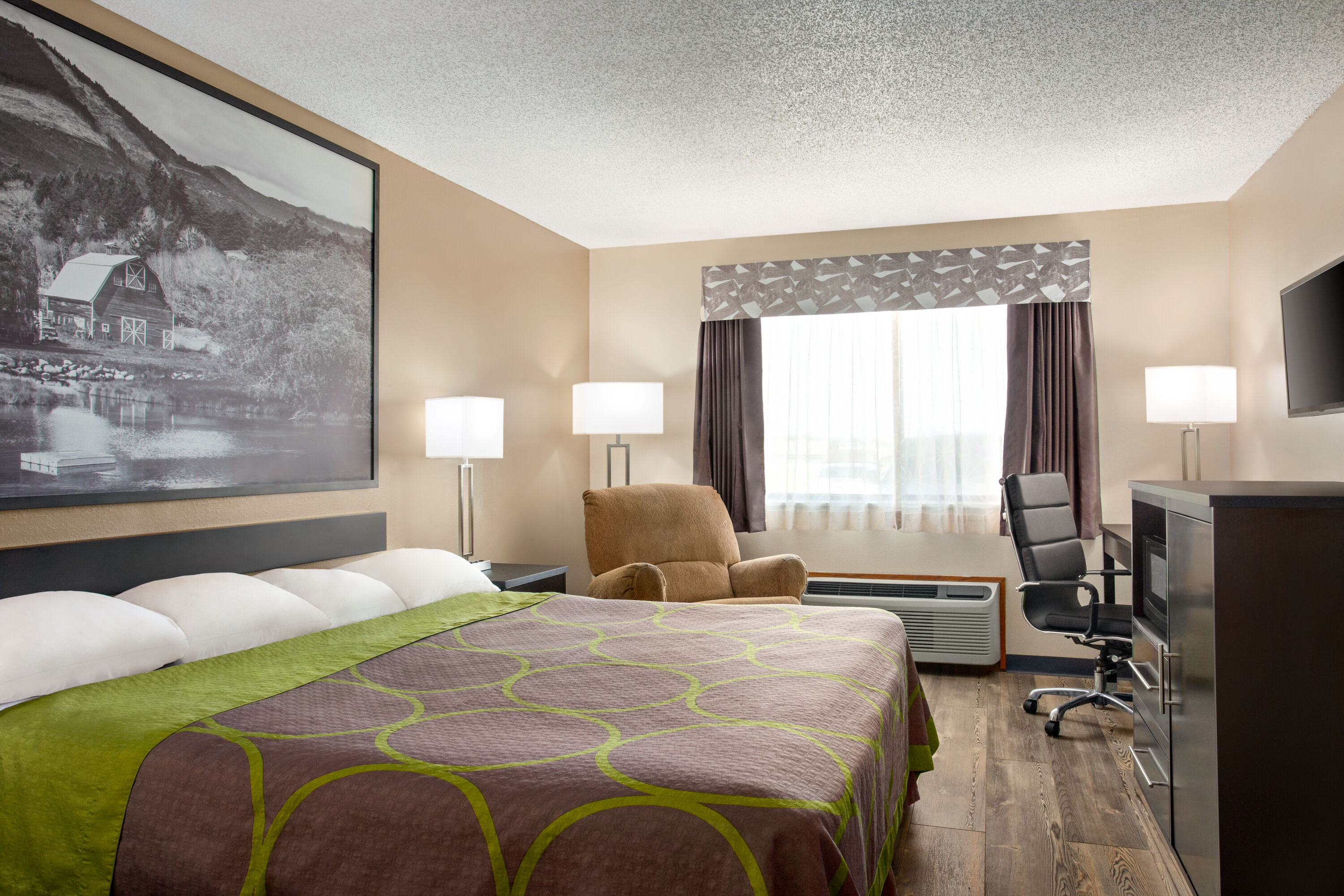 Guest room at the Super 8 by Wyndham Chillicothe in Chillicothe, Missouri