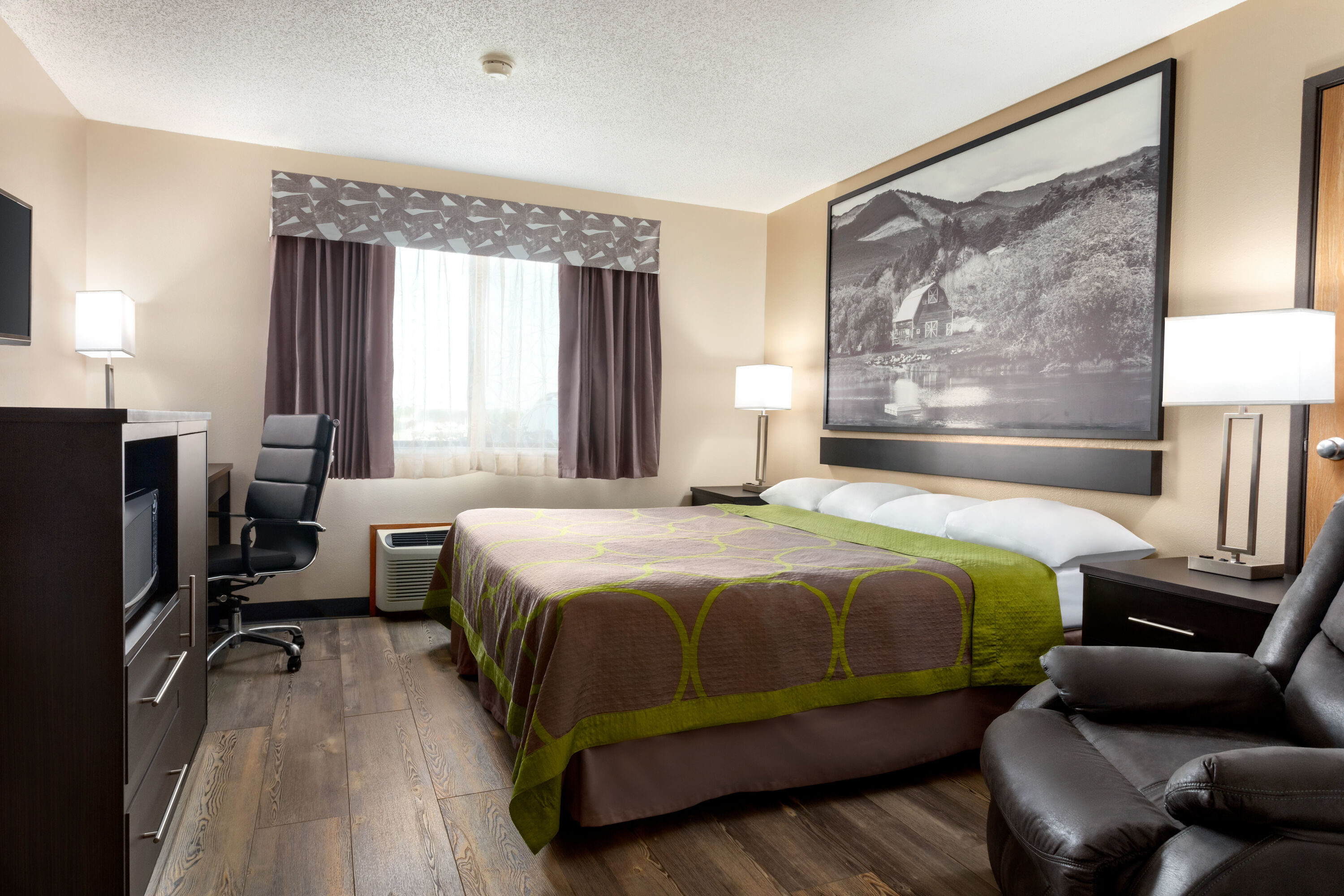 Guest room at the Super 8 by Wyndham Chillicothe in Chillicothe, Missouri