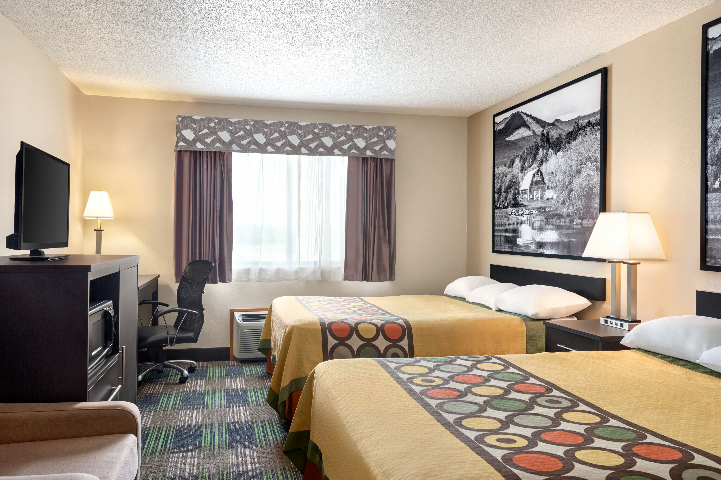 Guest room at the Super 8 by Wyndham Chillicothe in Chillicothe, Missouri