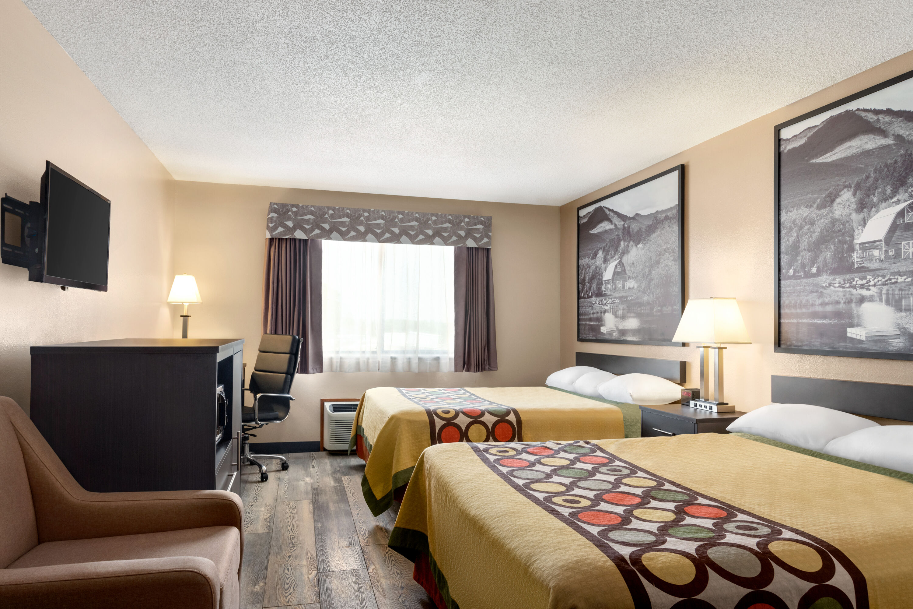 Guest room at the Super 8 by Wyndham Chillicothe in Chillicothe, Missouri