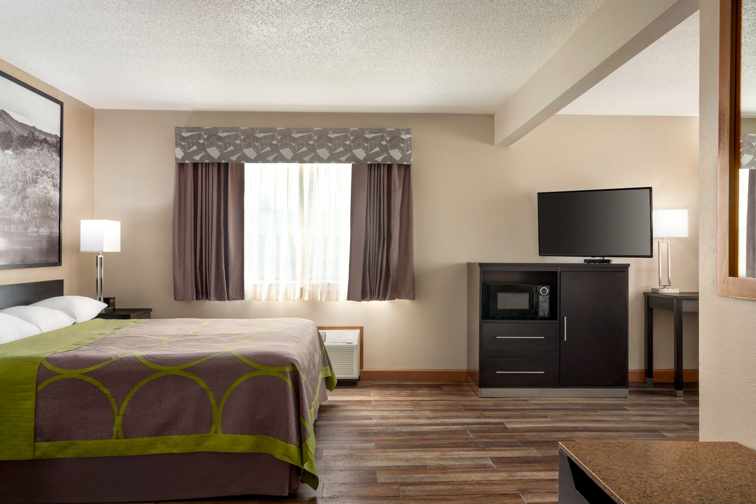 Guest room at the Super 8 by Wyndham Chillicothe in Chillicothe, Missouri