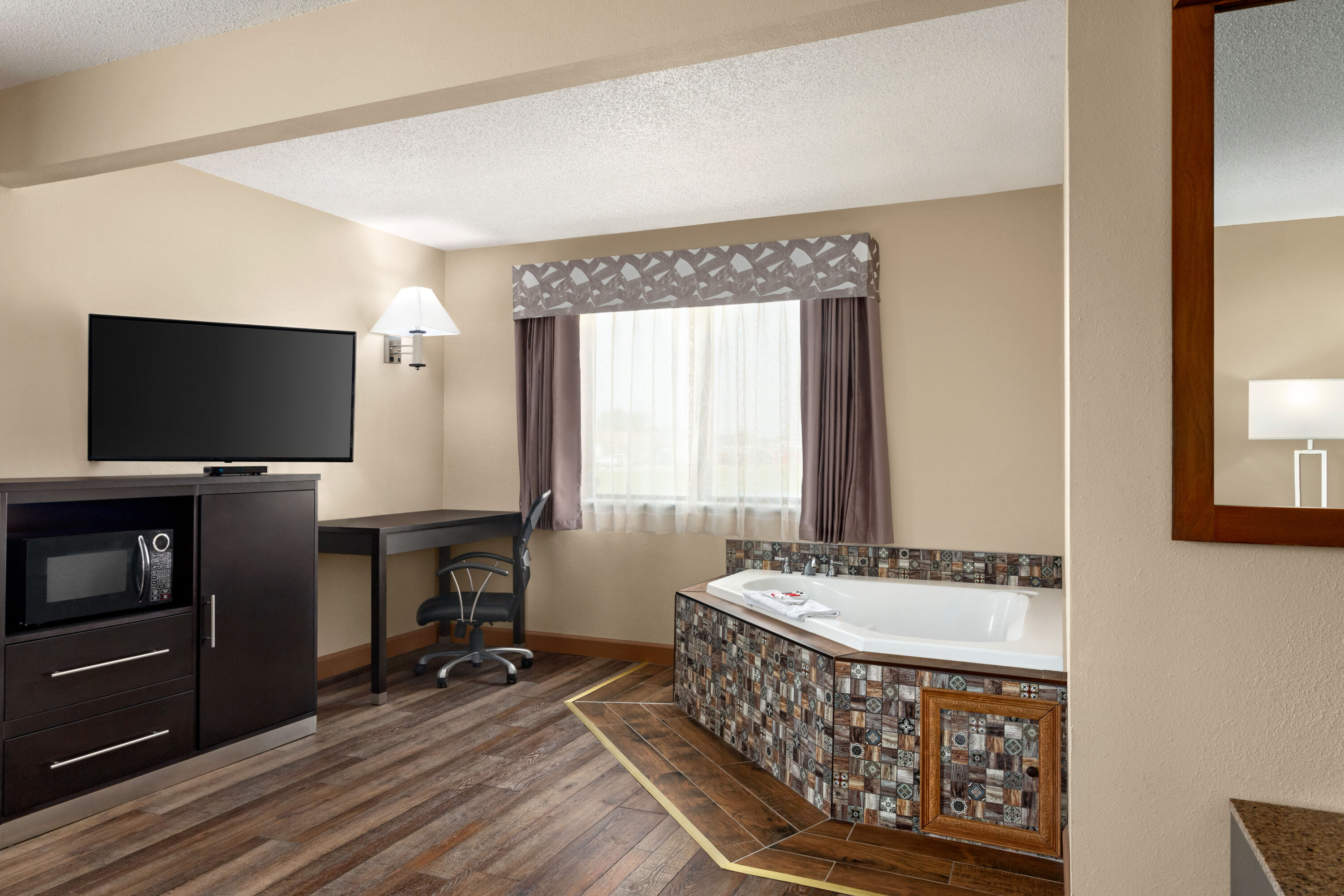 Guest room at the Super 8 by Wyndham Chillicothe in Chillicothe, Missouri