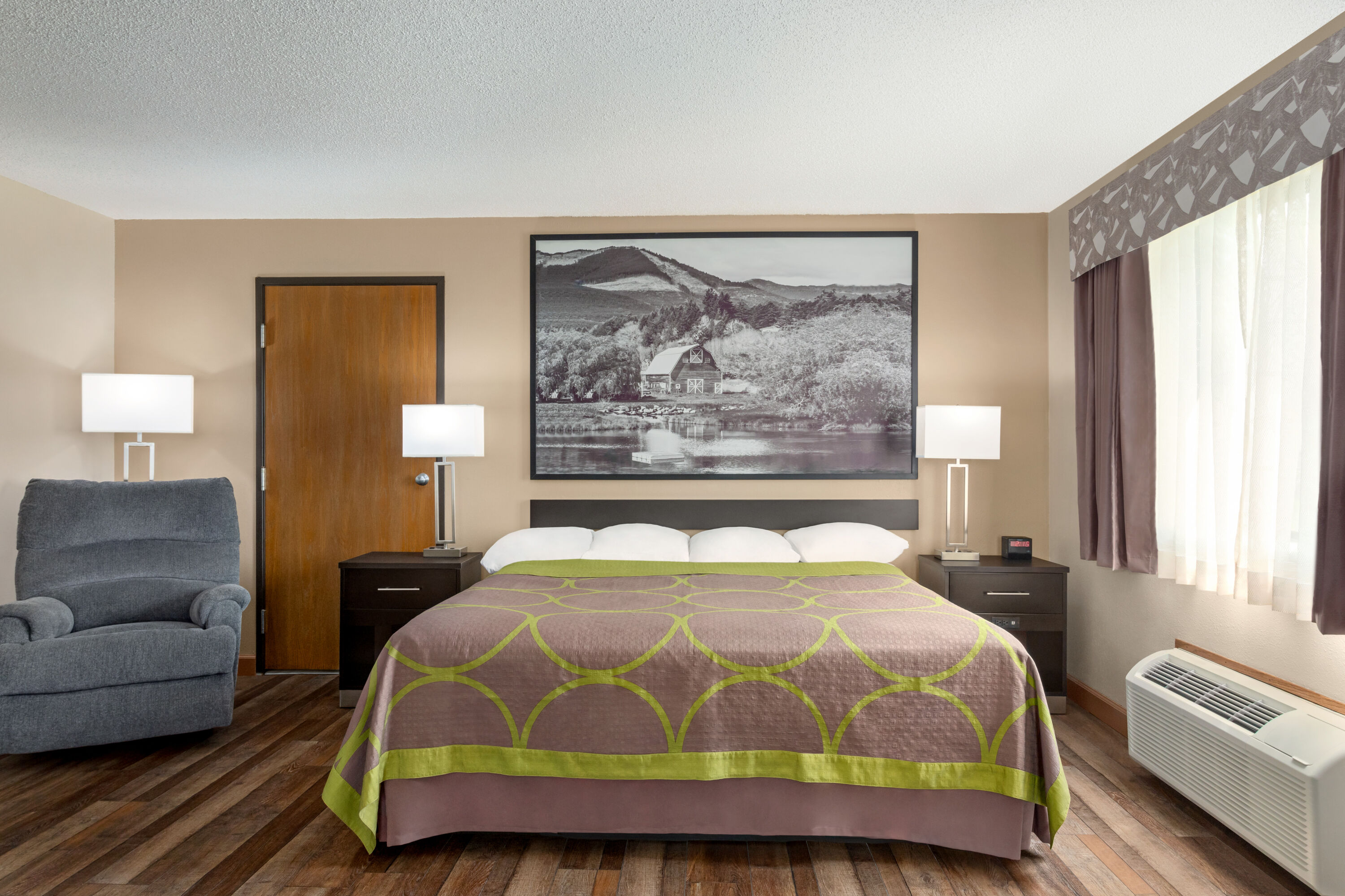 Guest room at the Super 8 by Wyndham Chillicothe in Chillicothe, Missouri