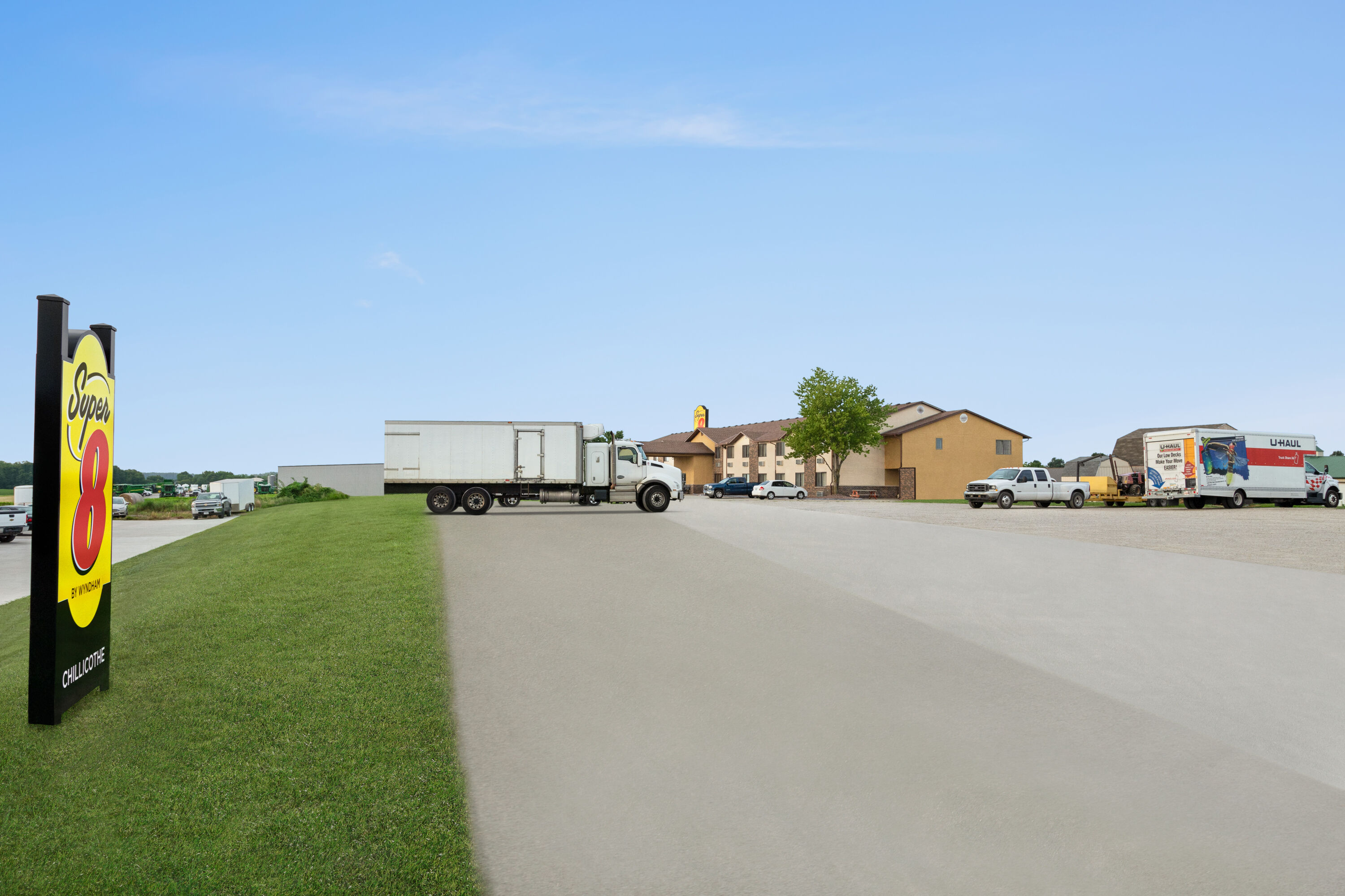 Side Exterior Image of Super 8 by Wyndham Chillicothe hotel in Chillicothe, Missouri