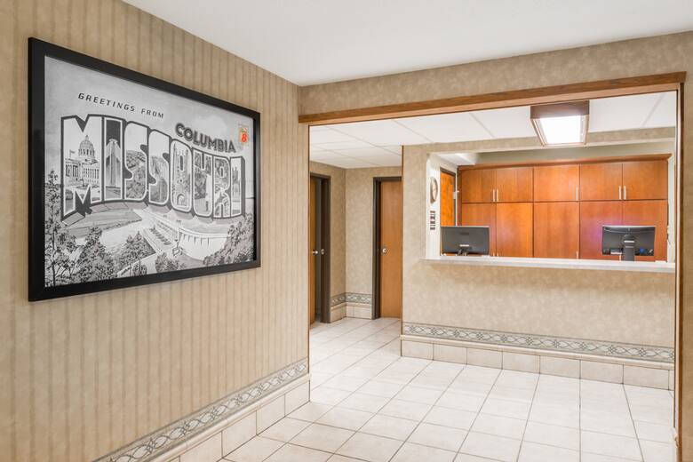 Super 8 Columbia Clark Lane Hotels Mo 65202 2412 Super 8 Columbia Clark Lane Hotel Lobby In Missouri