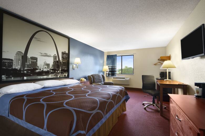 Guest room at the Super 8 Cuba in Cuba, Missouri