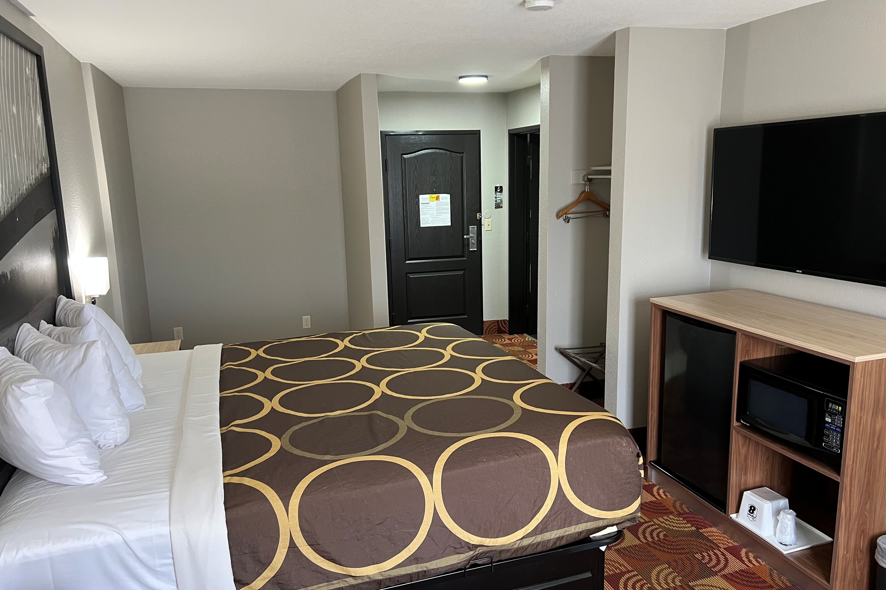 Guest room at the Super 8 by Wyndham Lake of the Ozarks in Eldon, Missouri