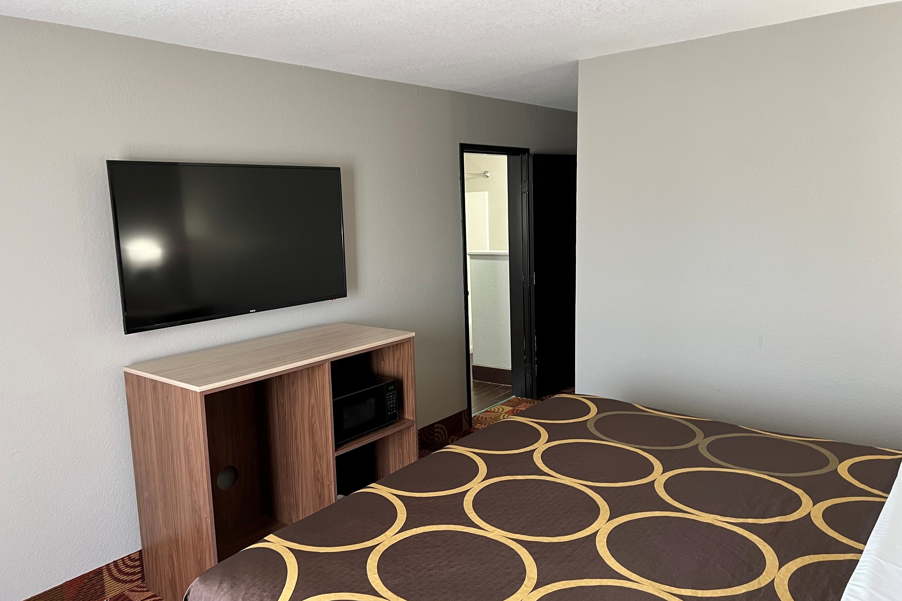 Guest room at the Super 8 by Wyndham Lake of the Ozarks in Eldon, Missouri