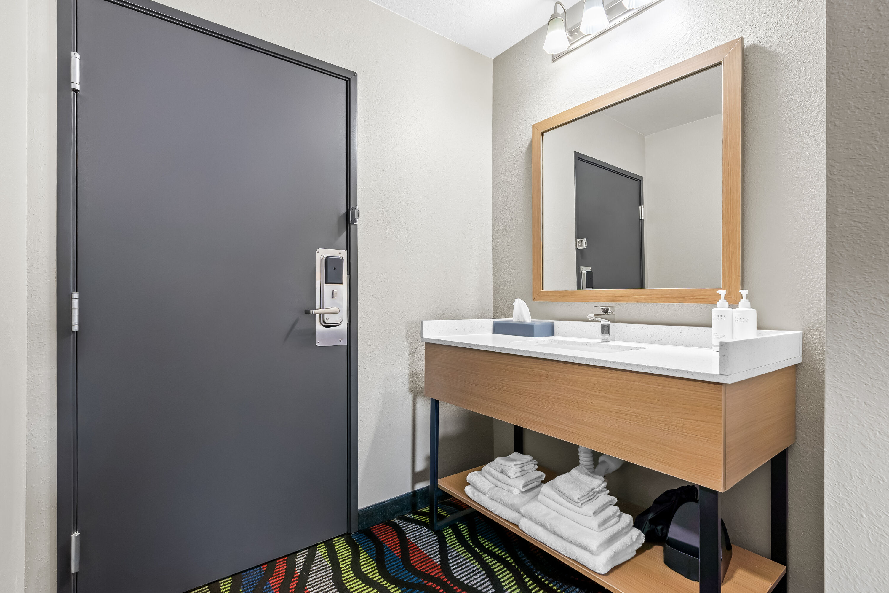 Guest room bath at the Super 8 by Wyndham Farmington in Farmington, Missouri