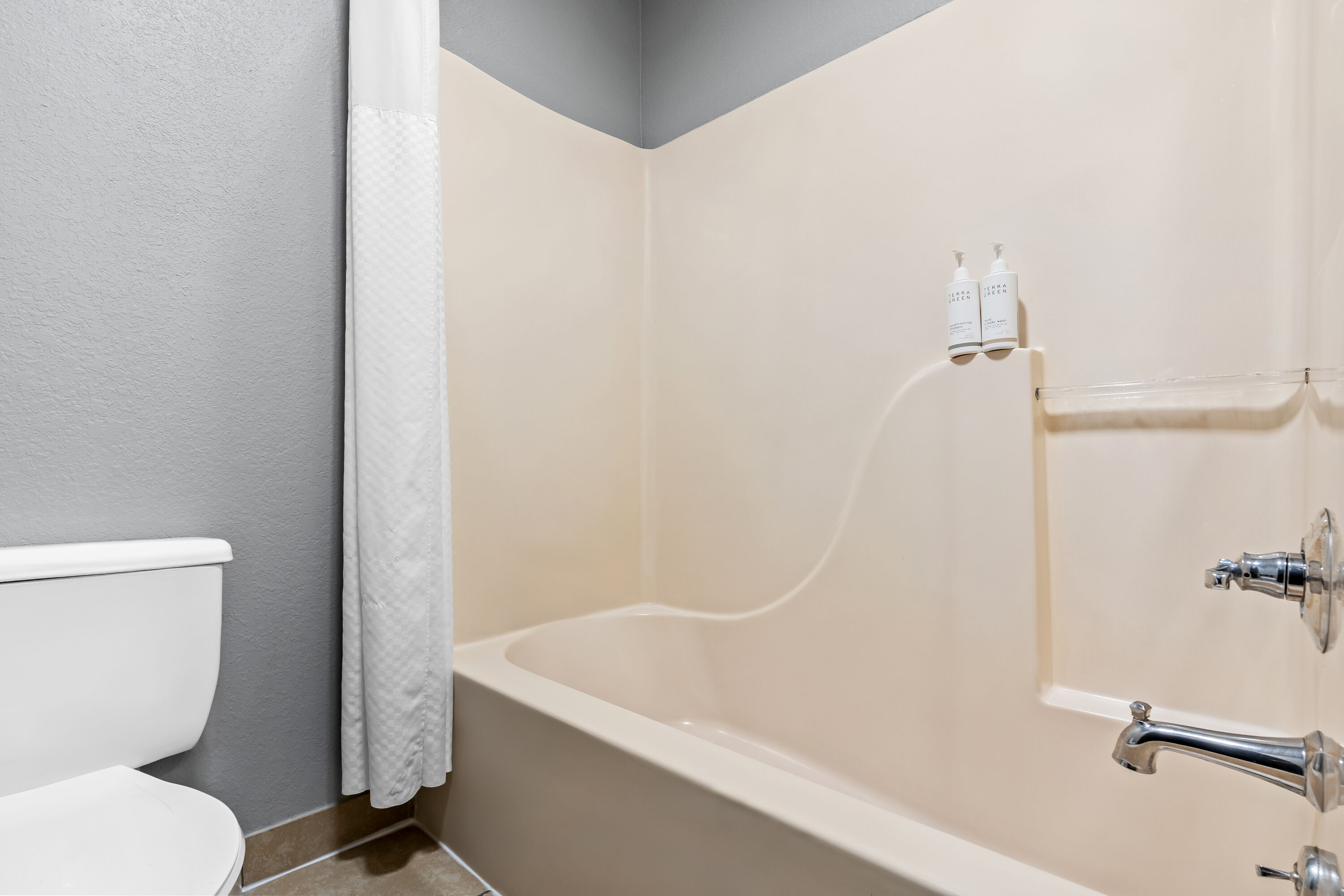 Guest room bath at the Super 8 by Wyndham Farmington in Farmington, Missouri