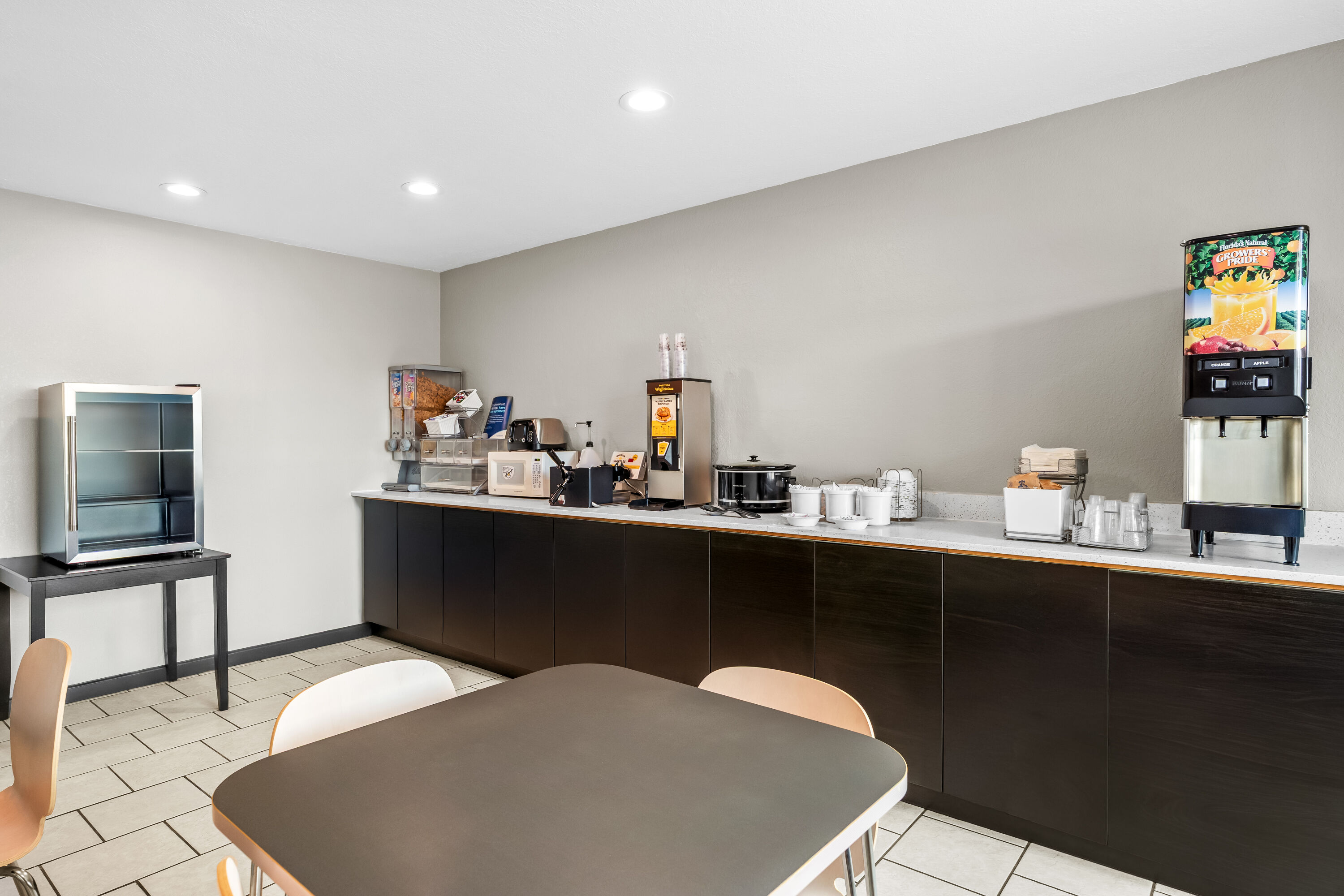 Super 8 by Wyndham Farmington restaurant breakfast area with seating in Farmington, Missouri