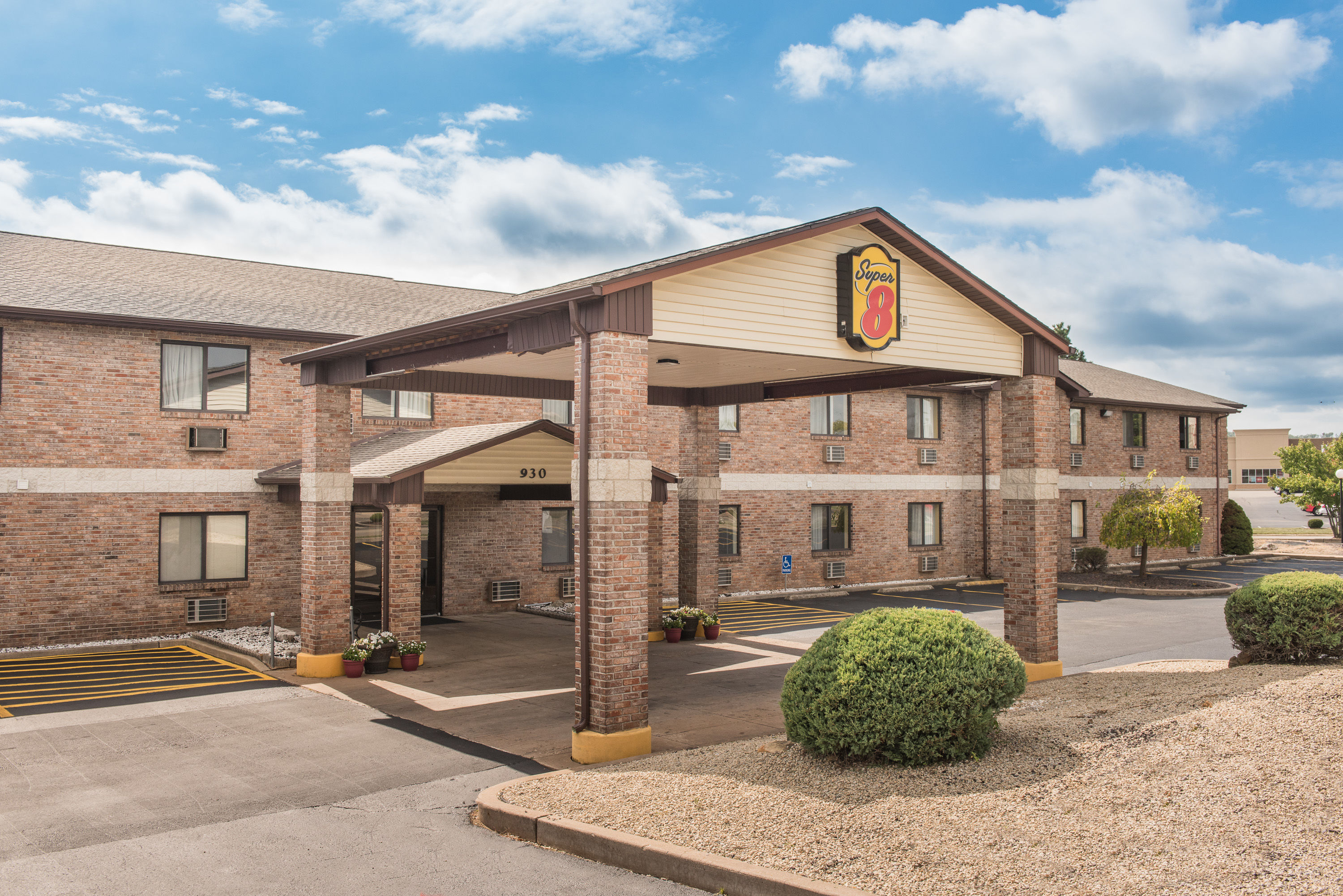Exterior Day Image of Super 8 by Wyndham Farmington hotel in Farmington, Missouri