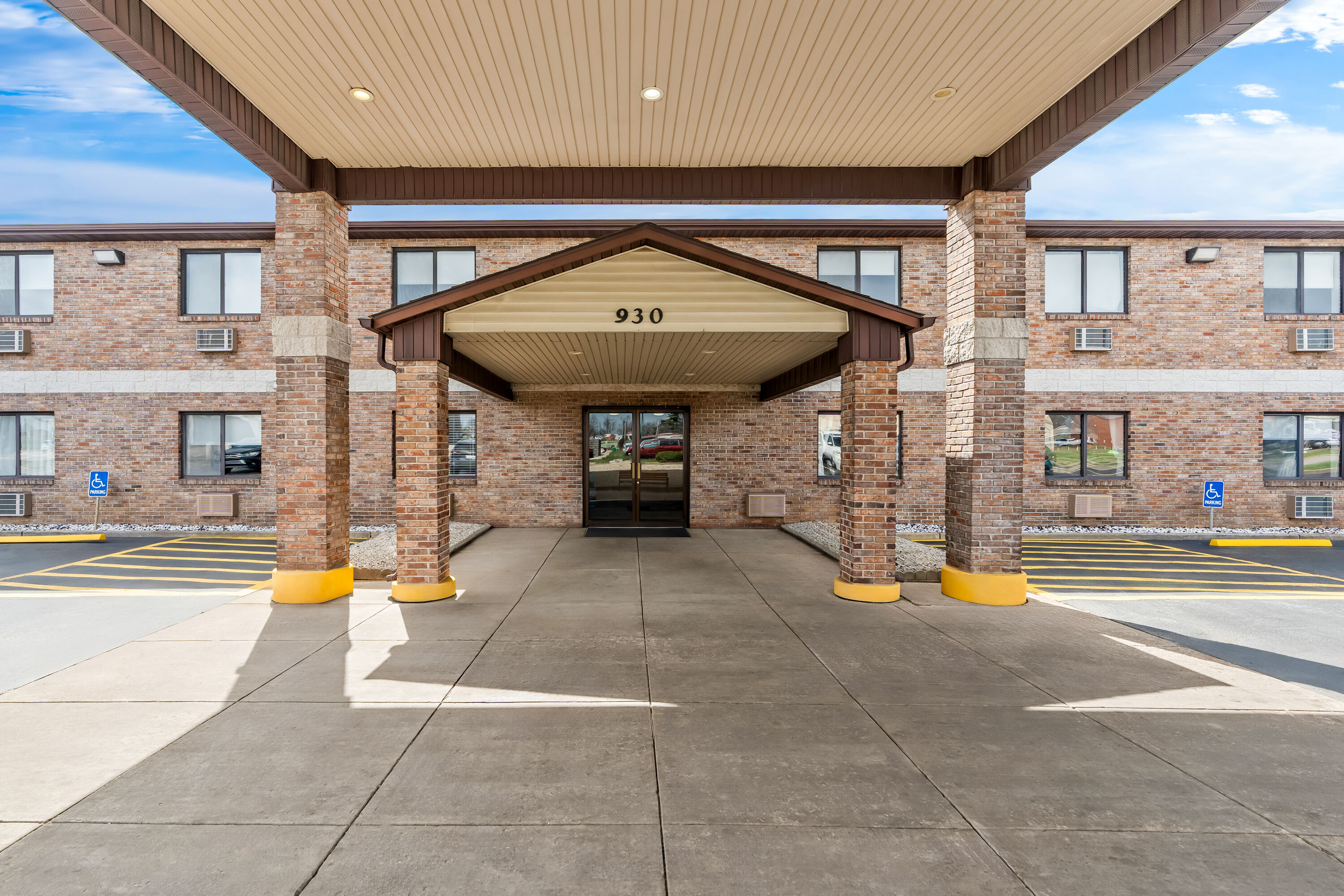 Exterior Day Image of Super 8 by Wyndham Farmington hotel in Farmington, Missouri
