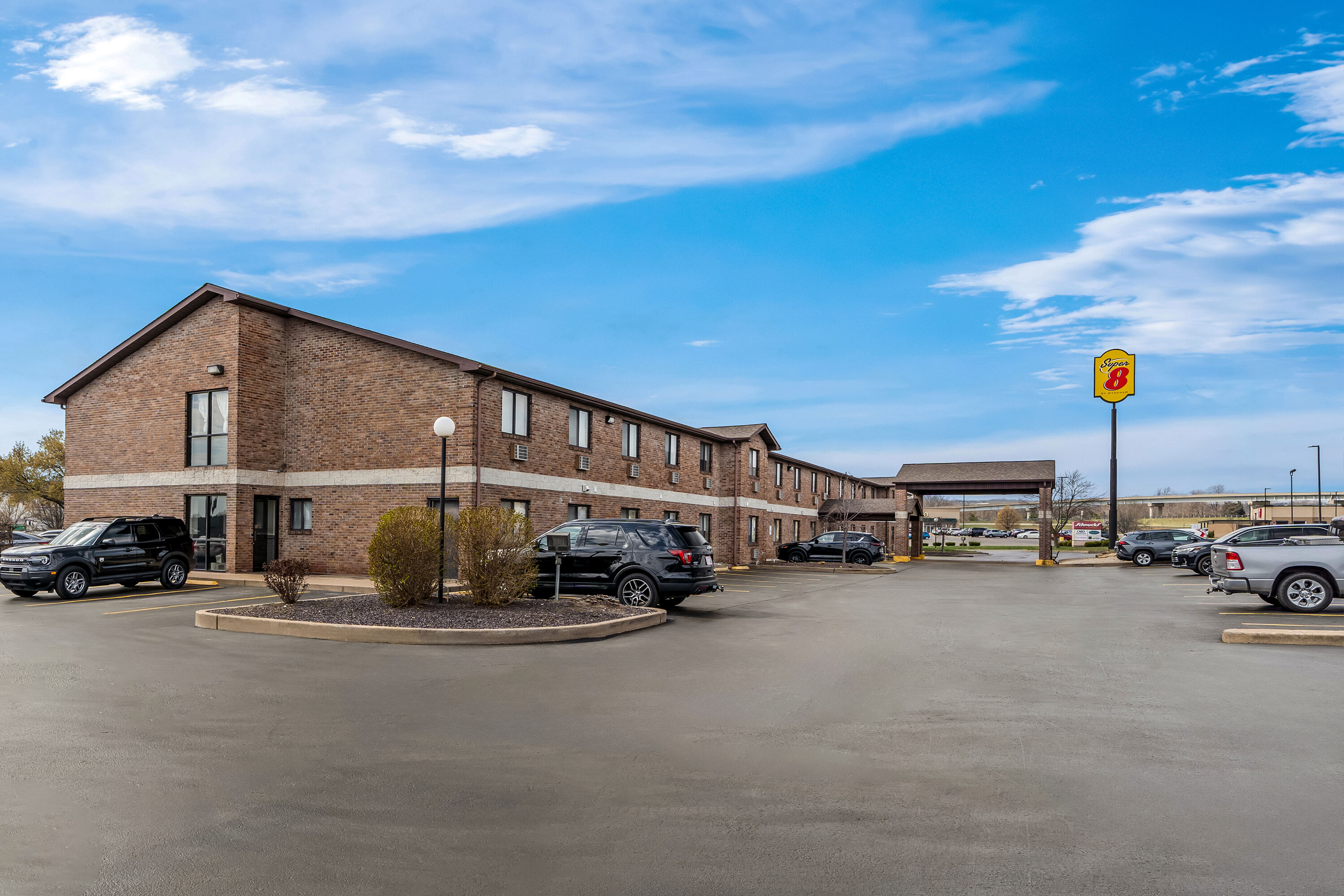 Exterior Day Image of Super 8 by Wyndham Farmington hotel in Farmington, Missouri