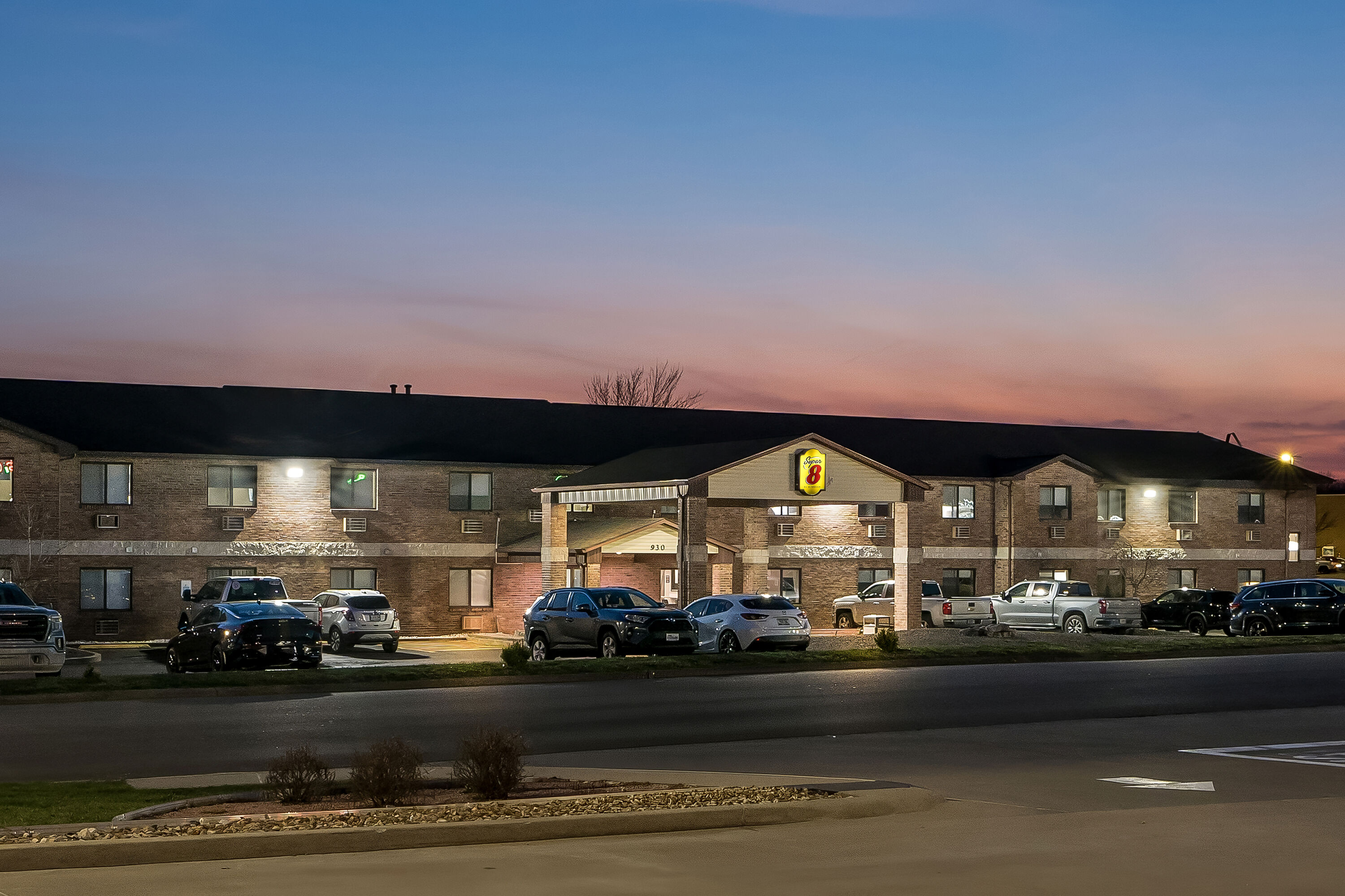 Exterior Night Image of Super 8 by Wyndham Farmington hotel in Farmington, Missouri
