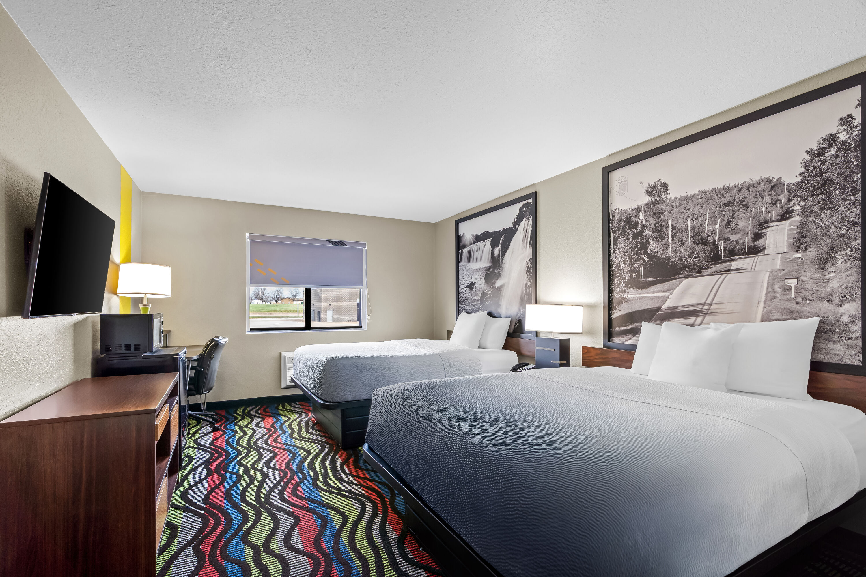 Double bed guest room at the Super 8 by Wyndham Farmington in Farmington, Missouri