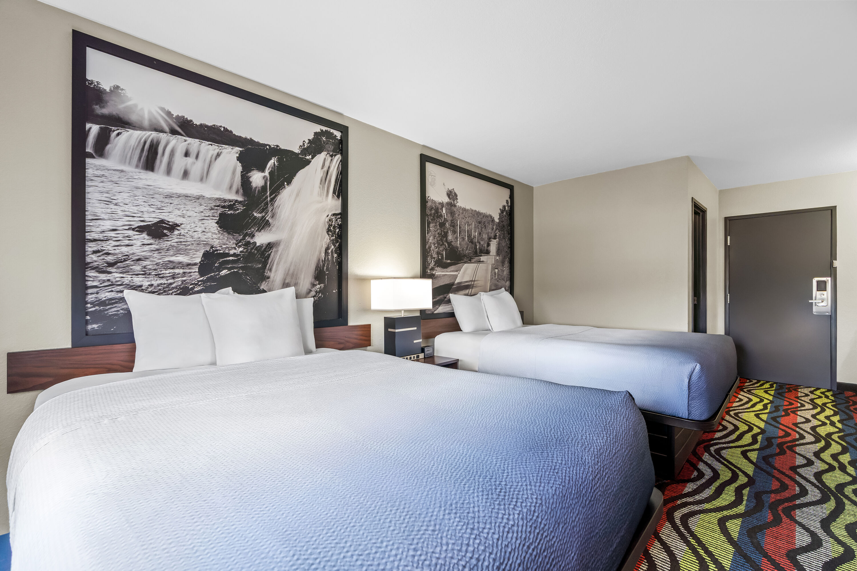 Double bed guest room at the Super 8 by Wyndham Farmington in Farmington, Missouri