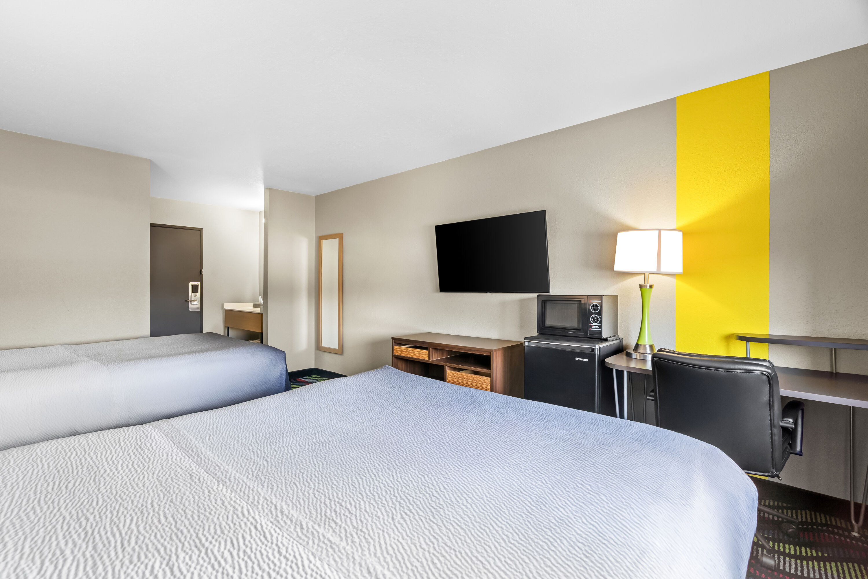 Double bed guest room at the Super 8 by Wyndham Farmington in Farmington, Missouri