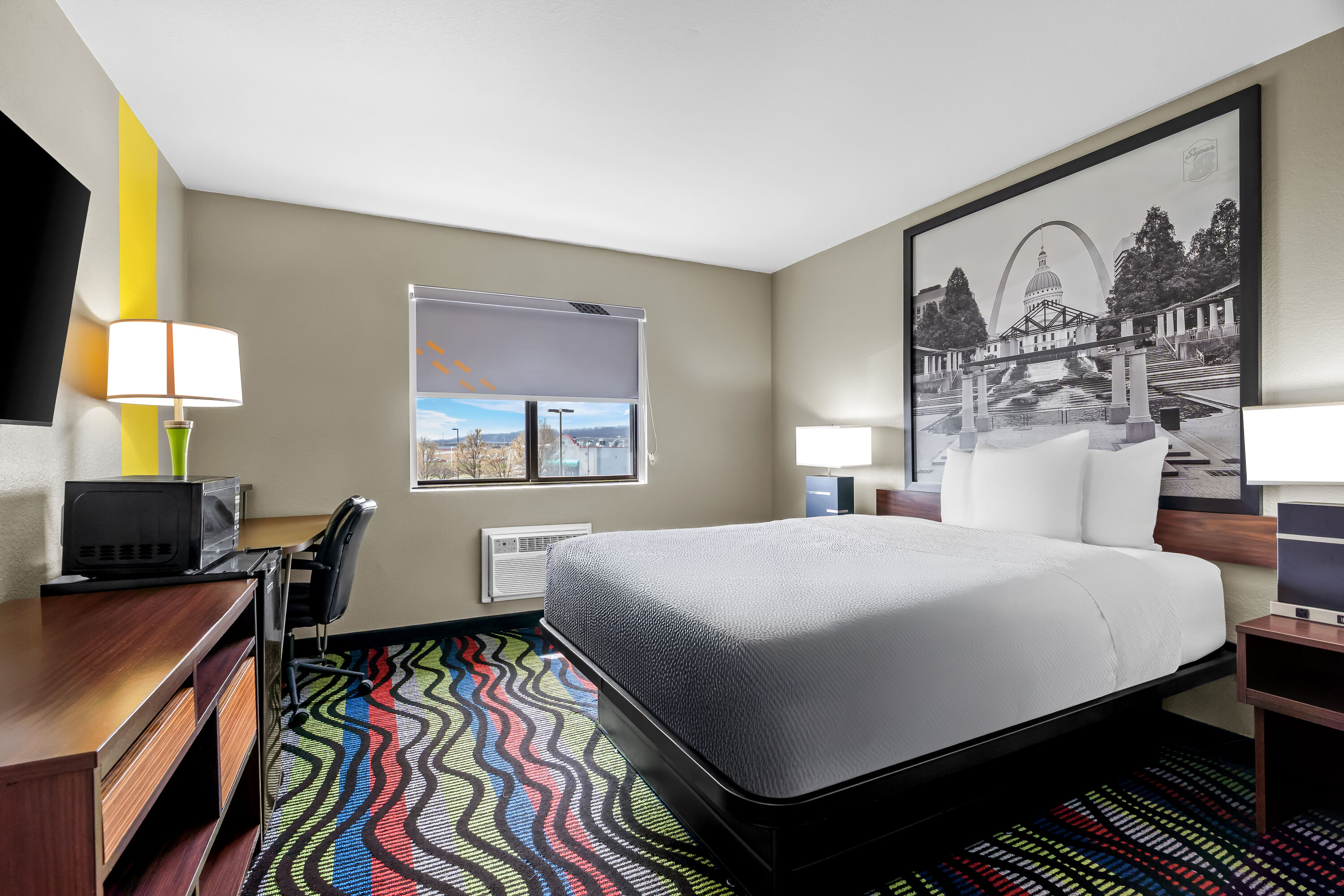 Queen bed guest room at the Super 8 by Wyndham Farmington in Farmington, Missouri