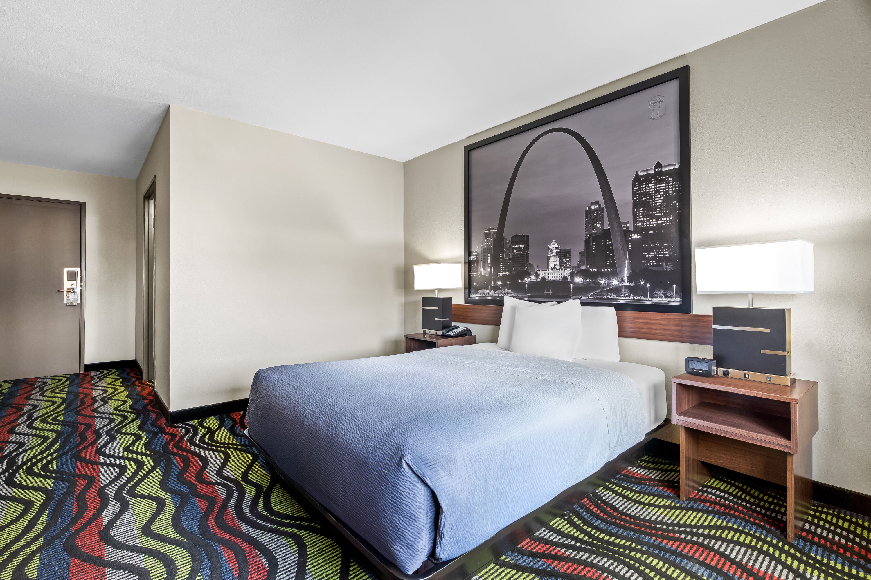 Queen bed guest room at the Super 8 by Wyndham Farmington in Farmington, Missouri