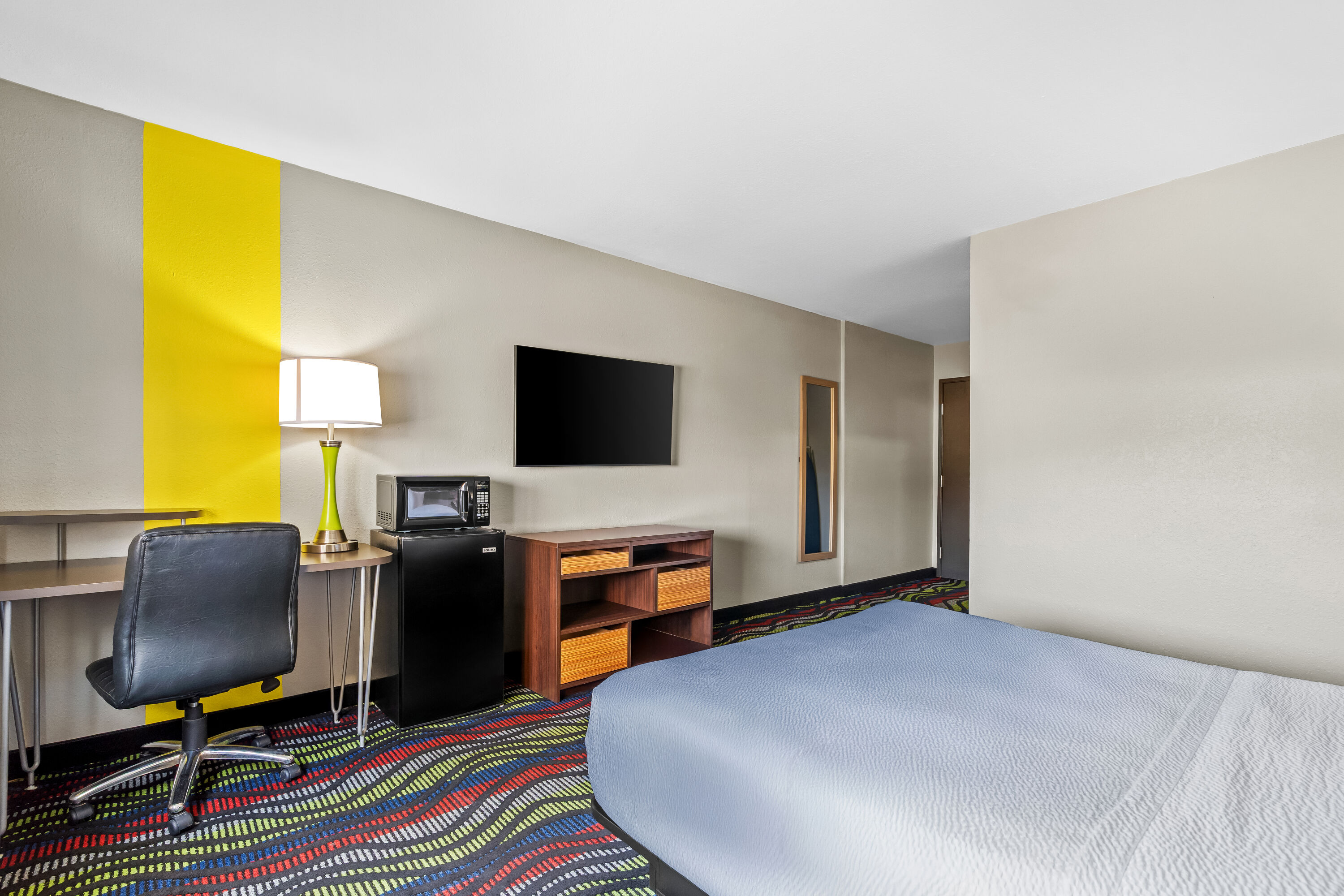 Queen bed guest room at the Super 8 by Wyndham Farmington in Farmington, Missouri