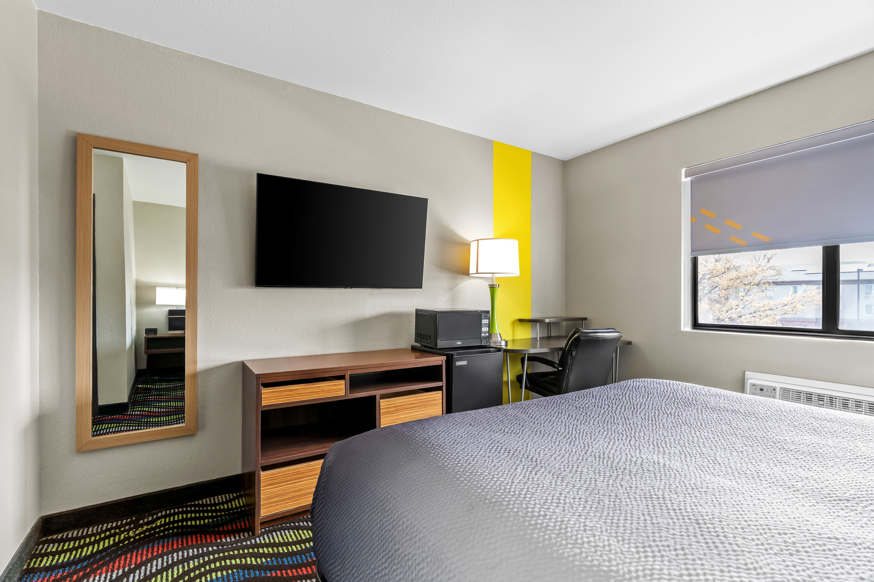 Queen bed guest room at the Super 8 by Wyndham Farmington in Farmington, Missouri