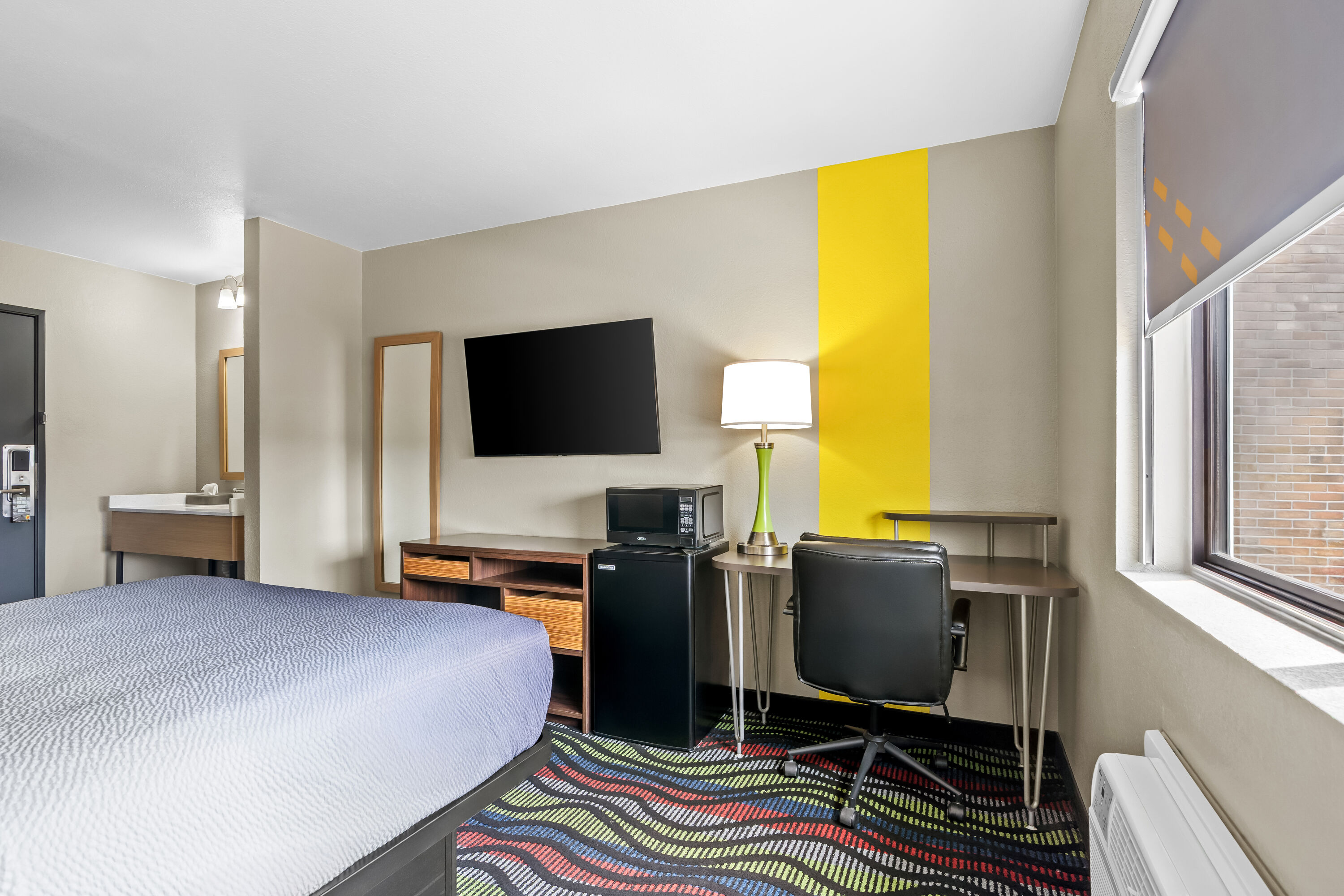 Queen bed guest room at the Super 8 by Wyndham Farmington in Farmington, Missouri