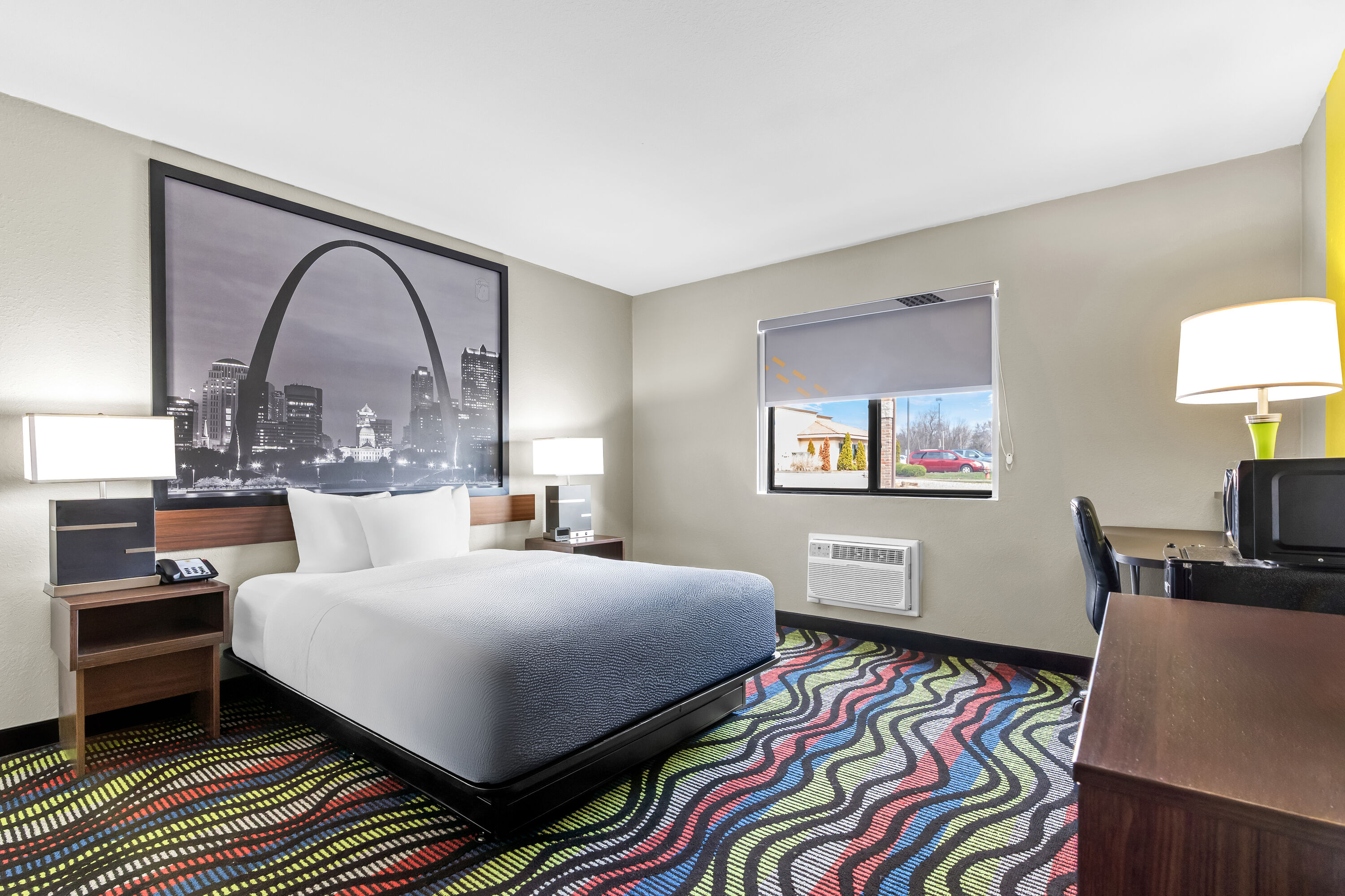 Queen bed guest room at the Super 8 by Wyndham Farmington in Farmington, Missouri