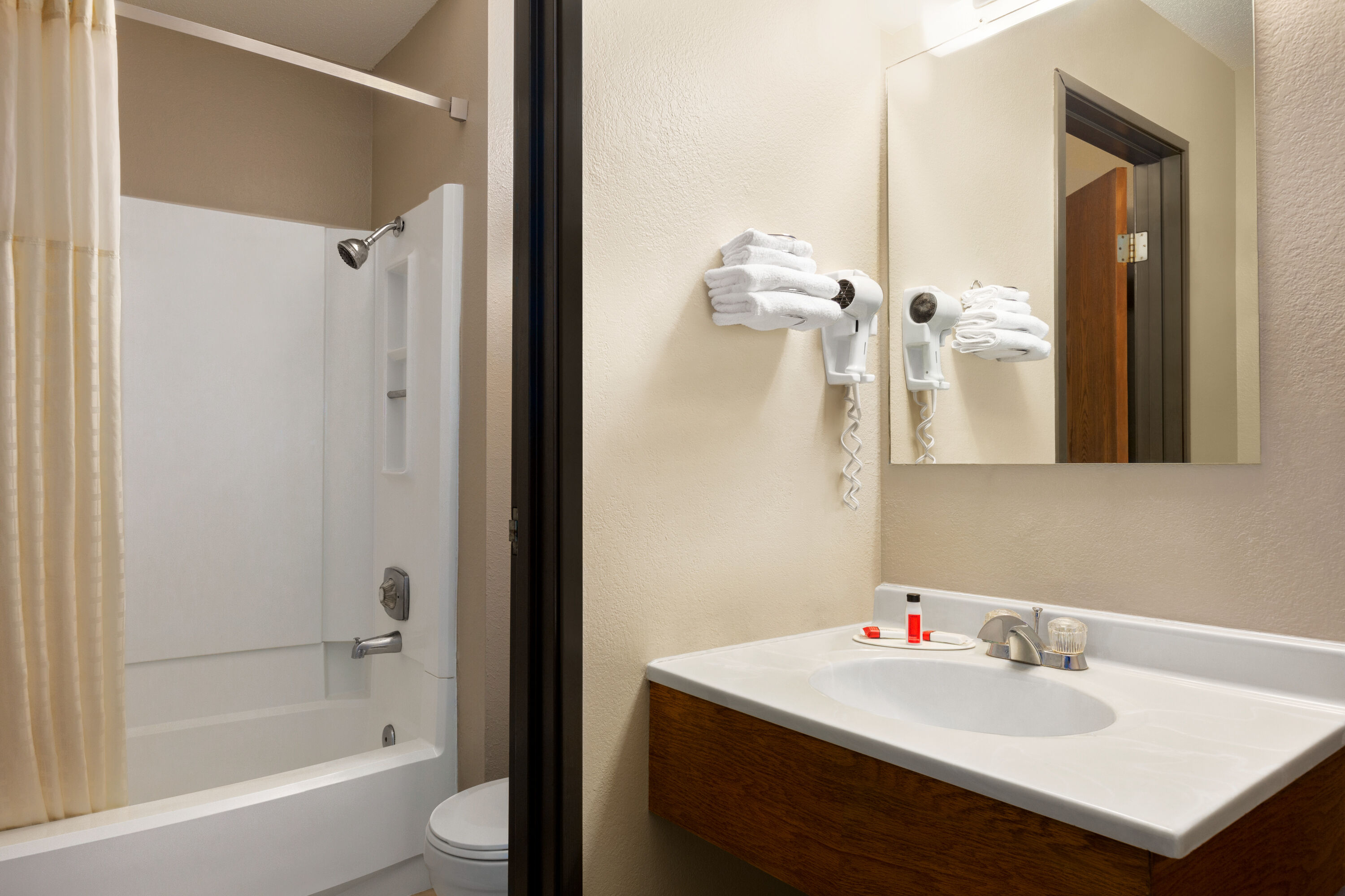 Guest room bath at the Super 8 by Wyndham Hannibal in Hannibal, Missouri