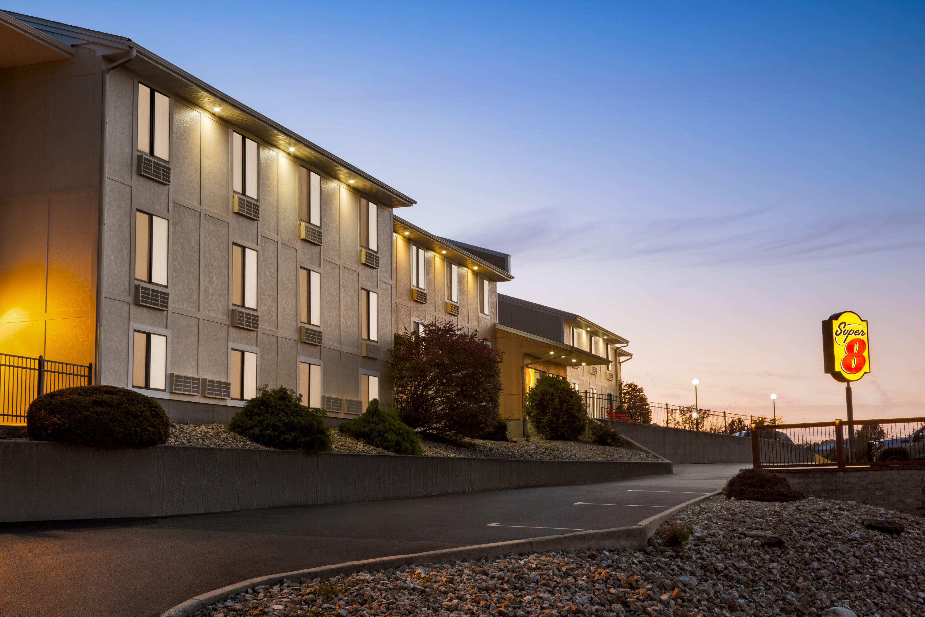 Exterior of Super 8 by Wyndham Hannibal hotel in Hannibal, Missouri