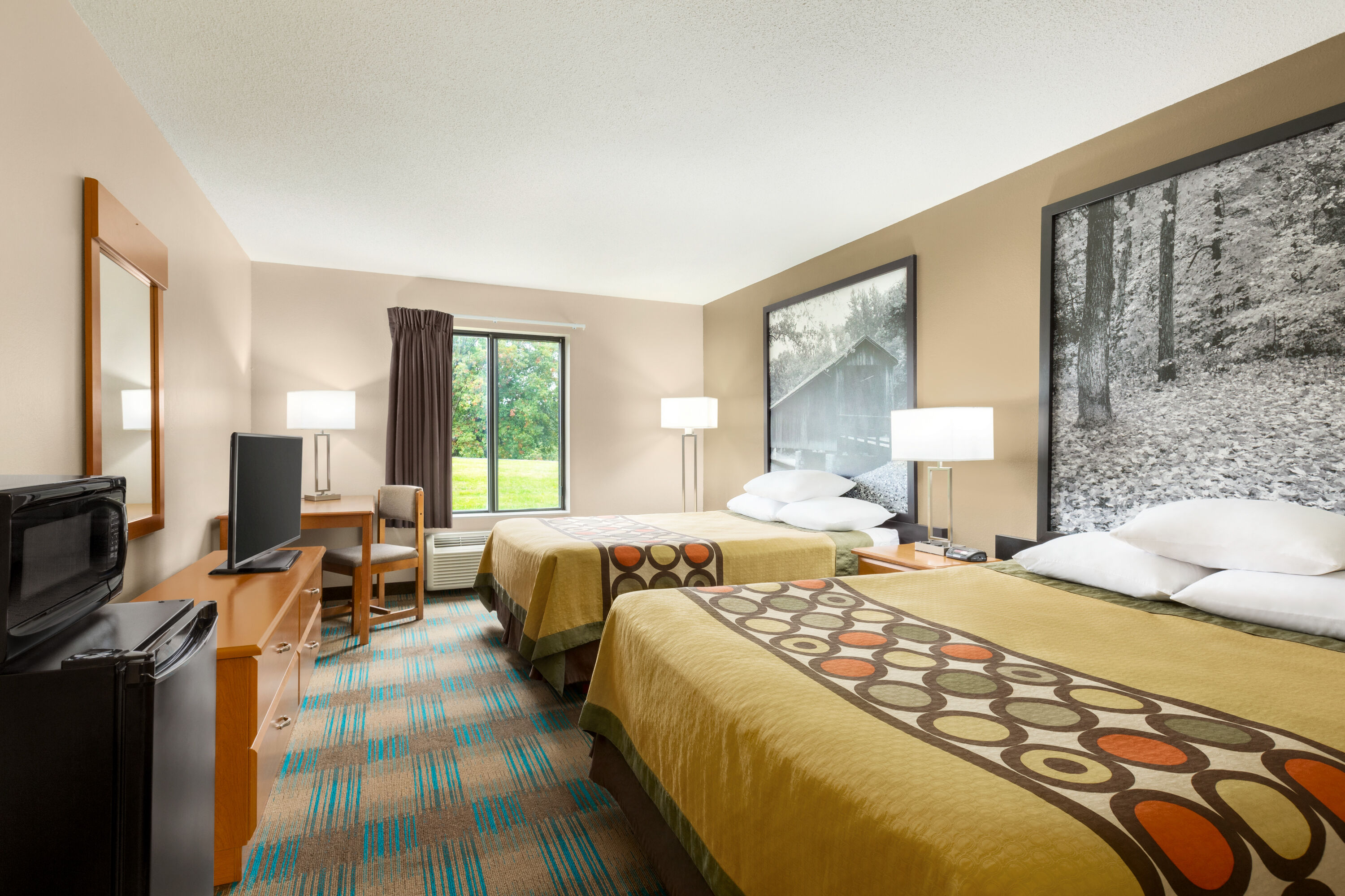 Guest room at the Super 8 by Wyndham Hannibal in Hannibal, Missouri