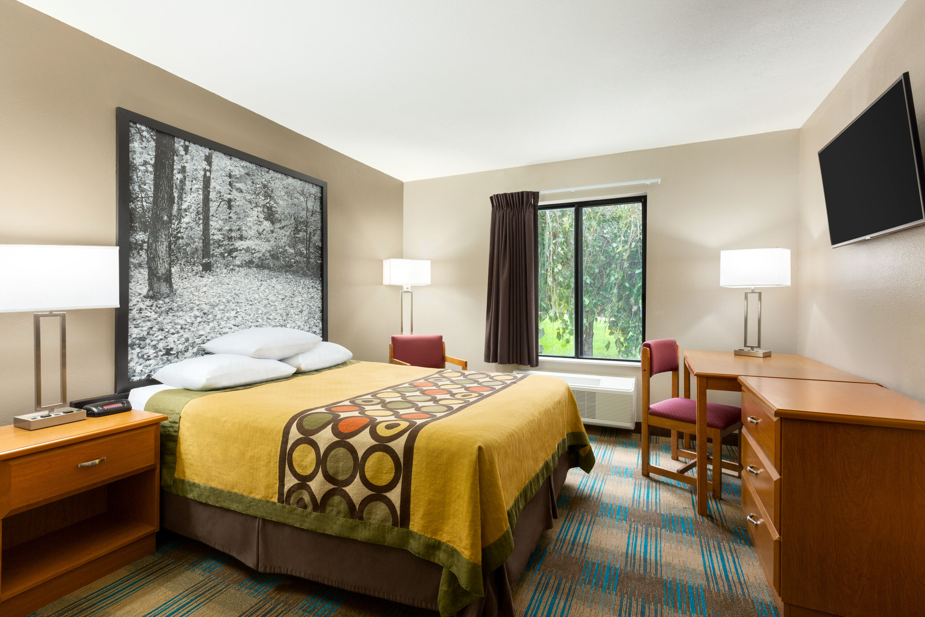 Guest room at the Super 8 by Wyndham Hannibal in Hannibal, Missouri