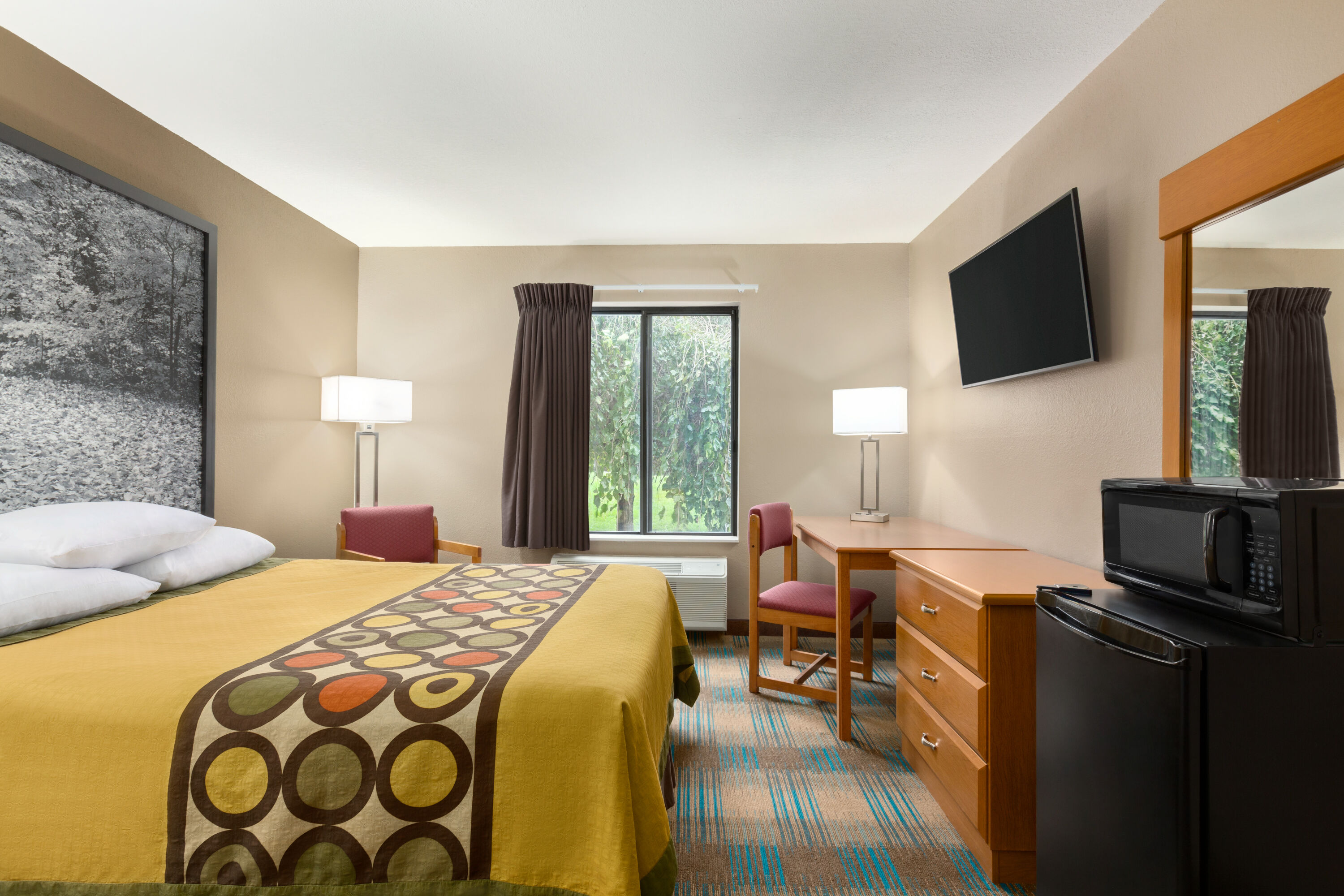 Guest room at the Super 8 by Wyndham Hannibal in Hannibal, Missouri