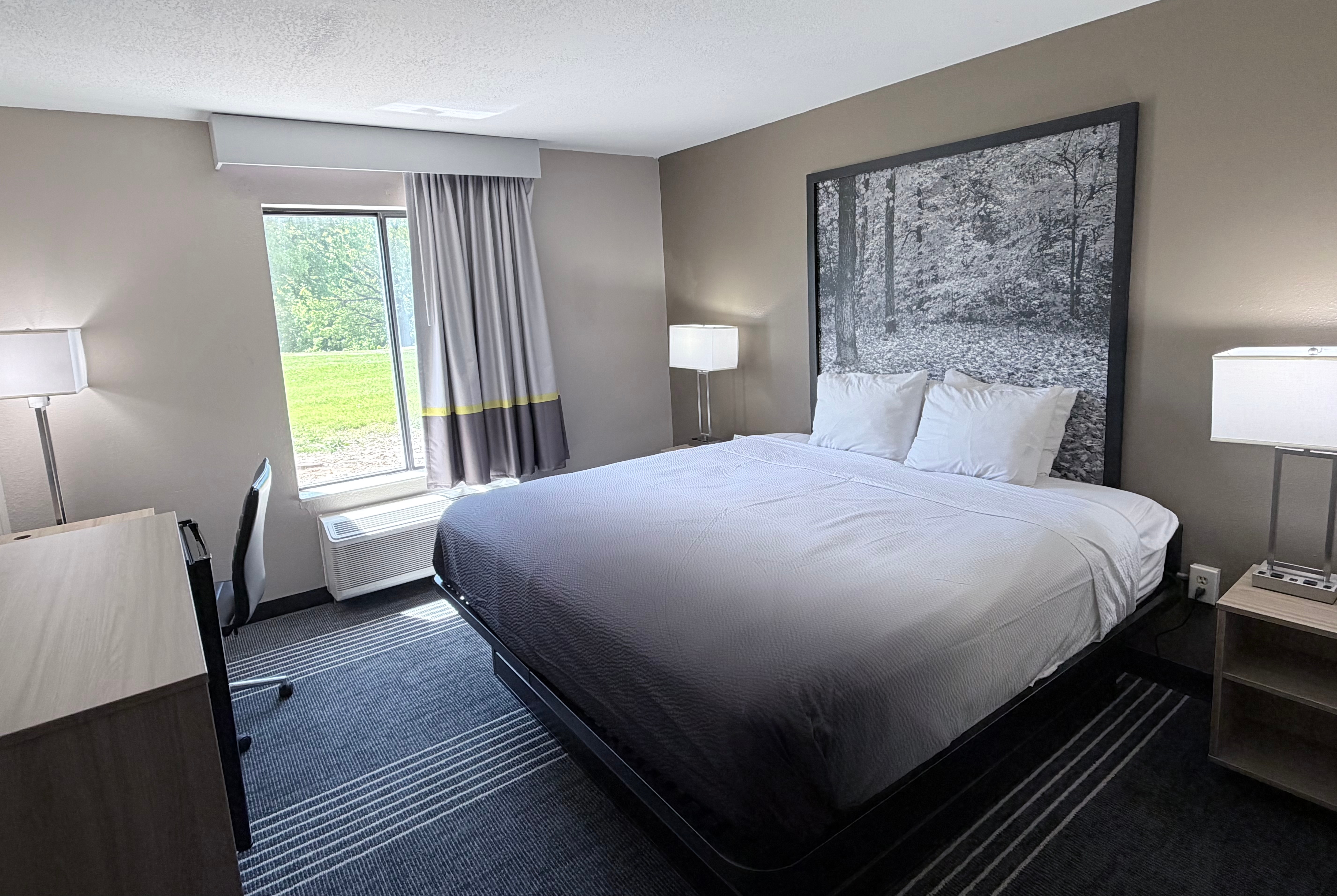 King bed guest room at the Super 8 by Wyndham Hannibal in Hannibal, Missouri