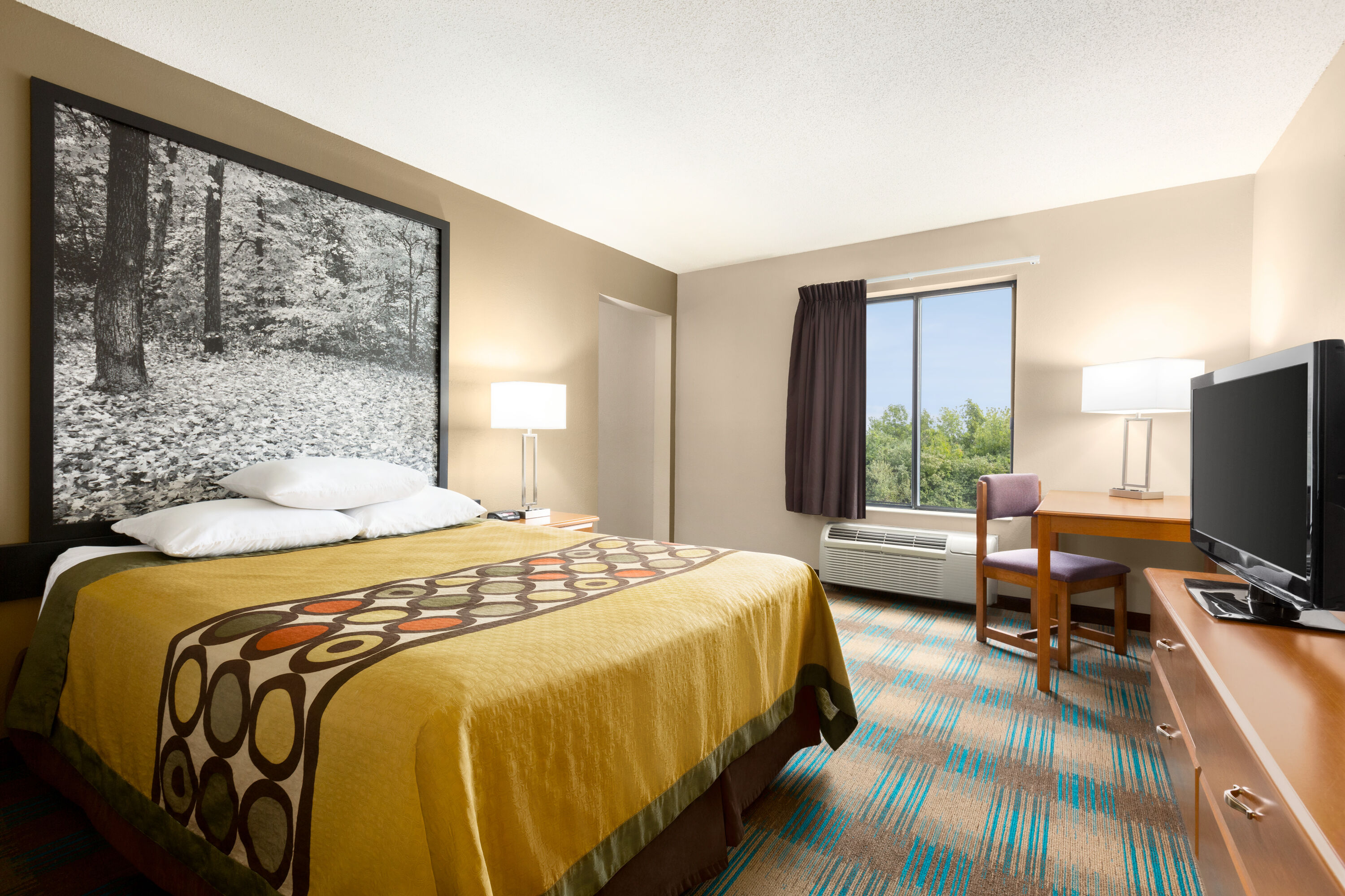 Super 8 by Wyndham Hannibal suite in Hannibal, Missouri