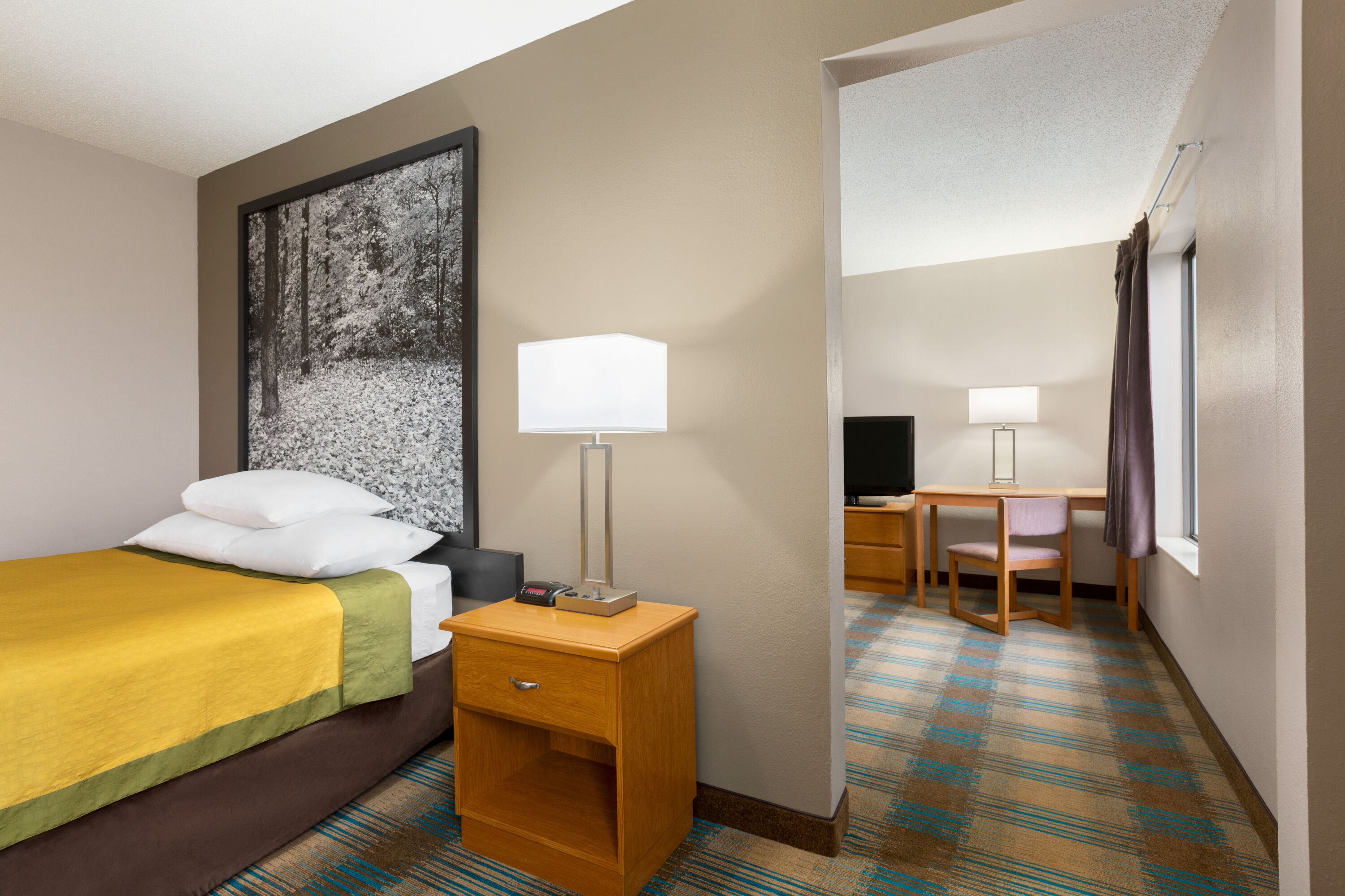 Super 8 by Wyndham Hannibal suite in Hannibal, Missouri