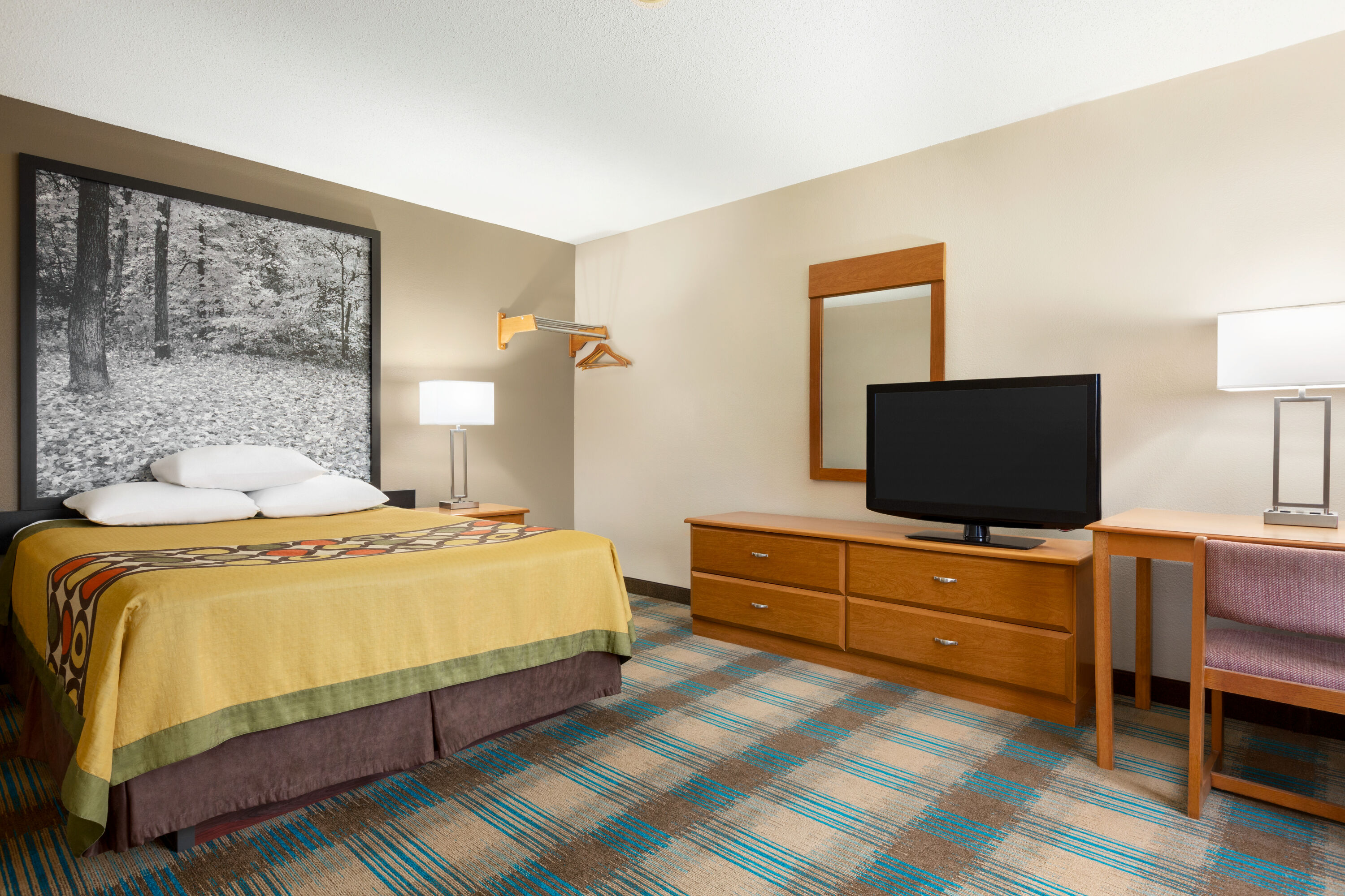 Super 8 by Wyndham Hannibal suite in Hannibal, Missouri