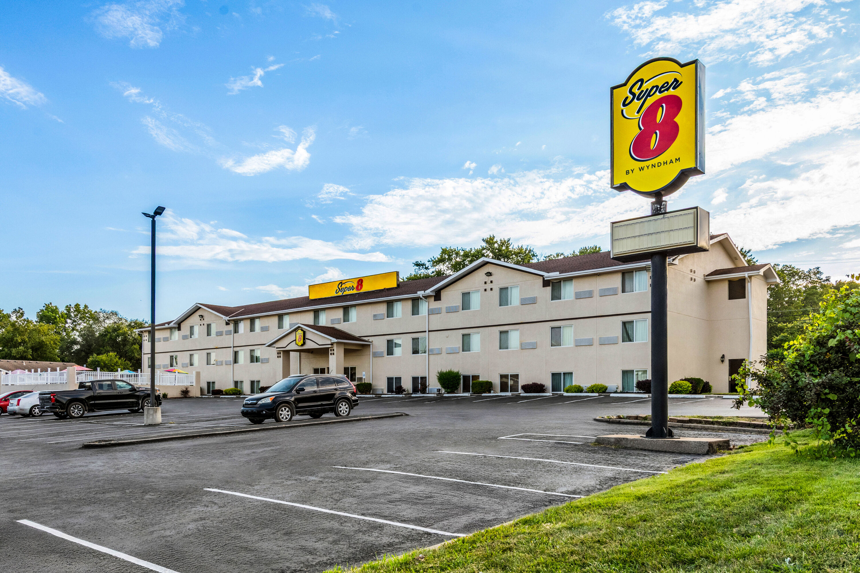 Exterior Day Image of Super 8 by Wyndham Independence Kansas City hotel in Independence, Missouri