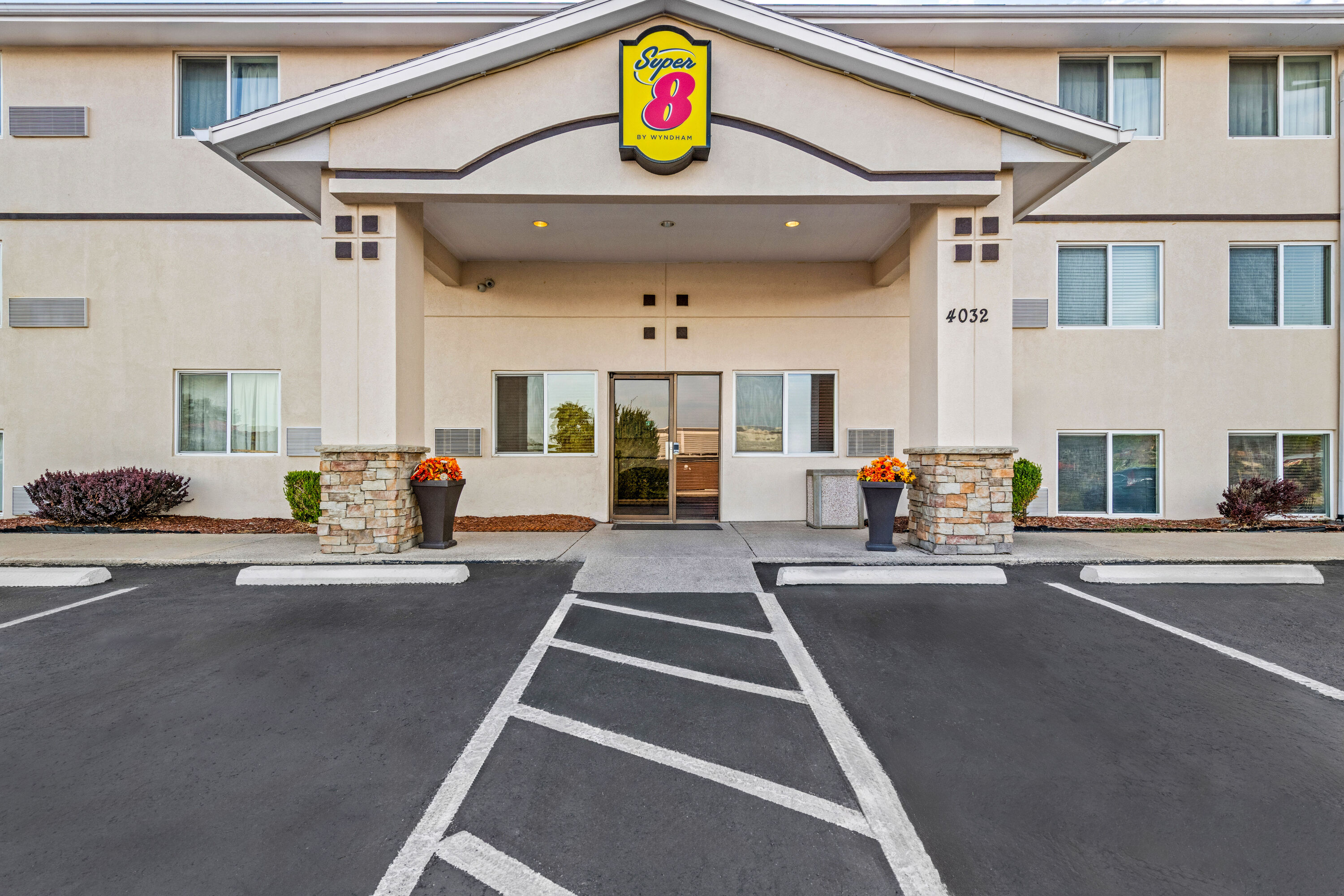Exterior Day Image of Super 8 by Wyndham Independence Kansas City hotel in Independence, Missouri