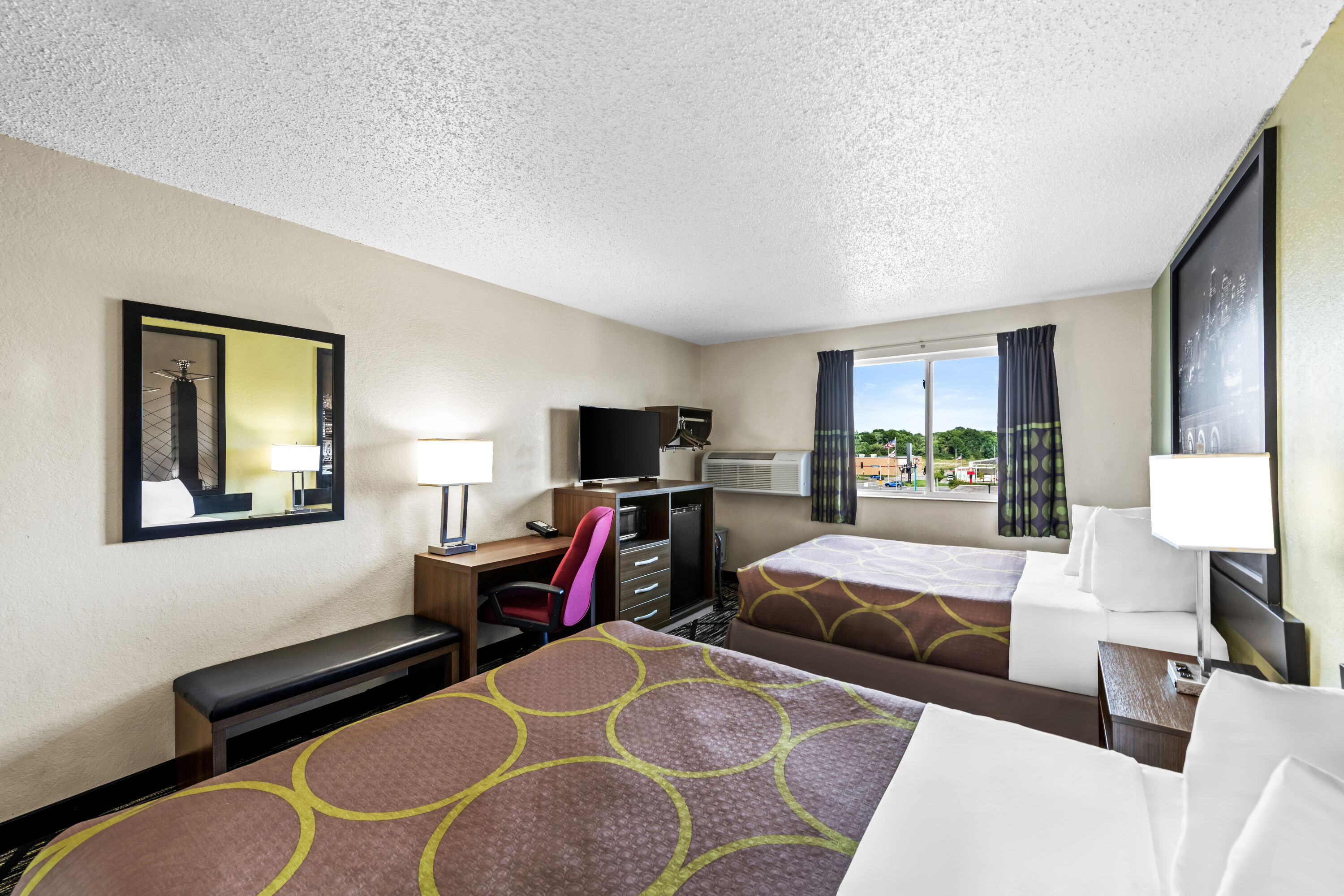 Double bed guest room at the Super 8 by Wyndham Independence Kansas City in Independence, Missouri