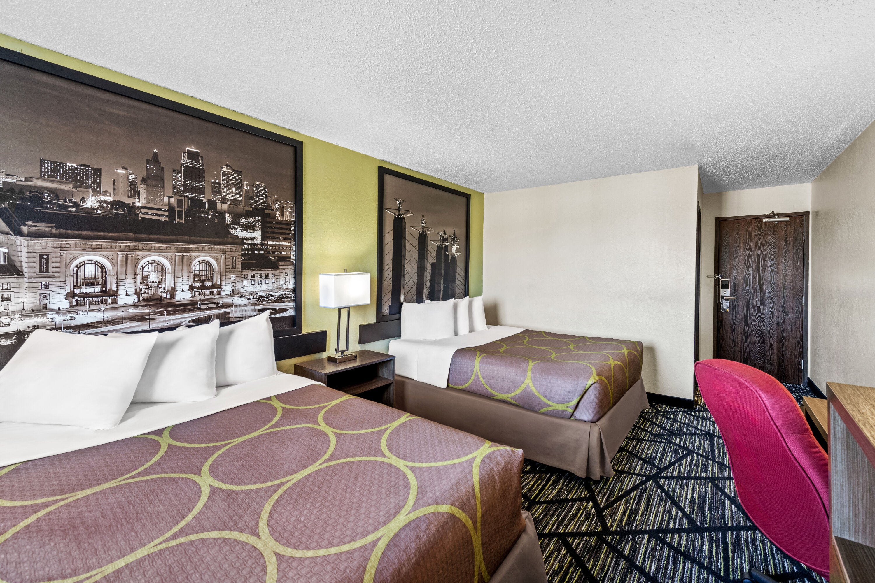 Double bed guest room at the Super 8 by Wyndham Independence Kansas City in Independence, Missouri