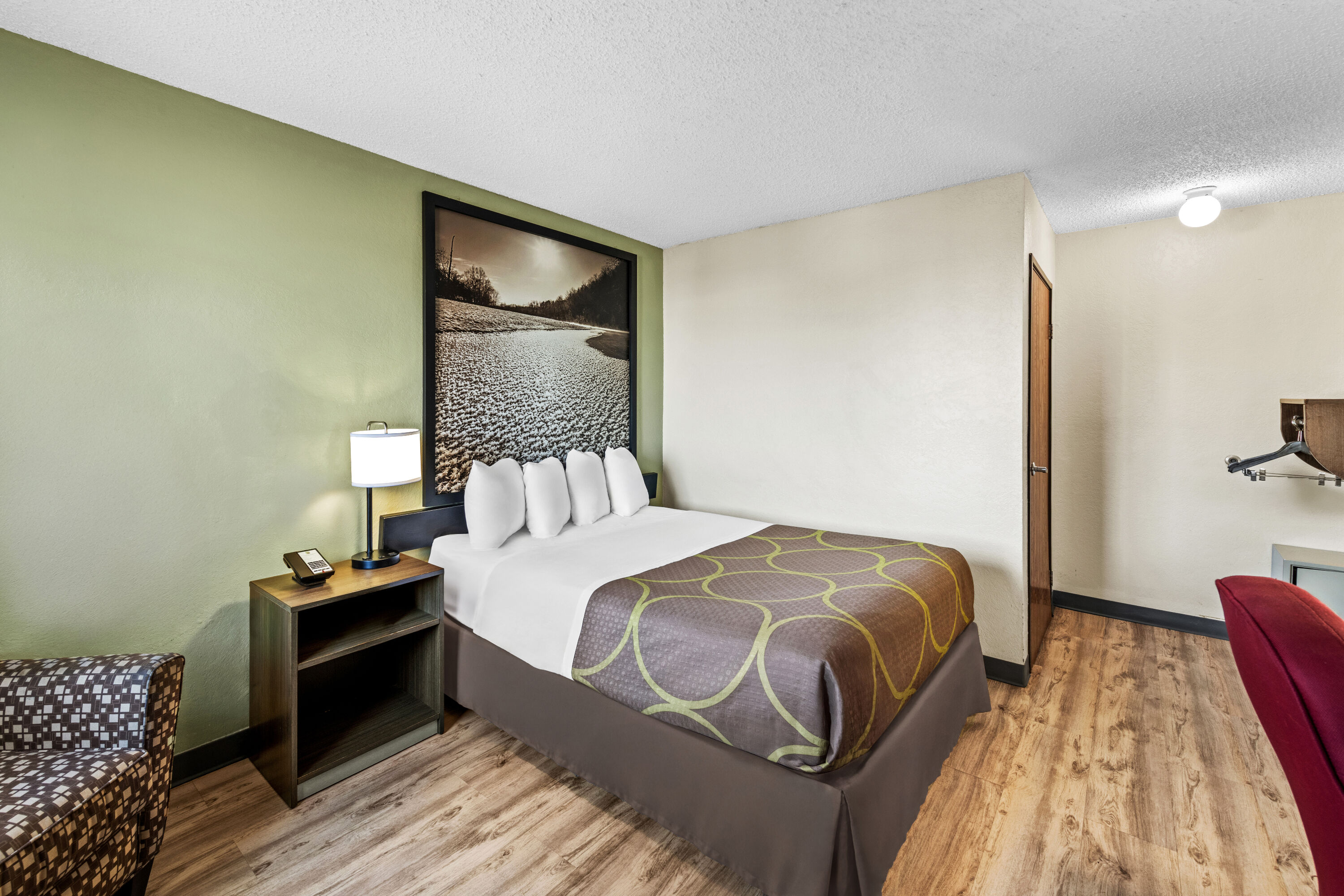 King bed guest room at the Super 8 by Wyndham Independence Kansas City in Independence, Missouri