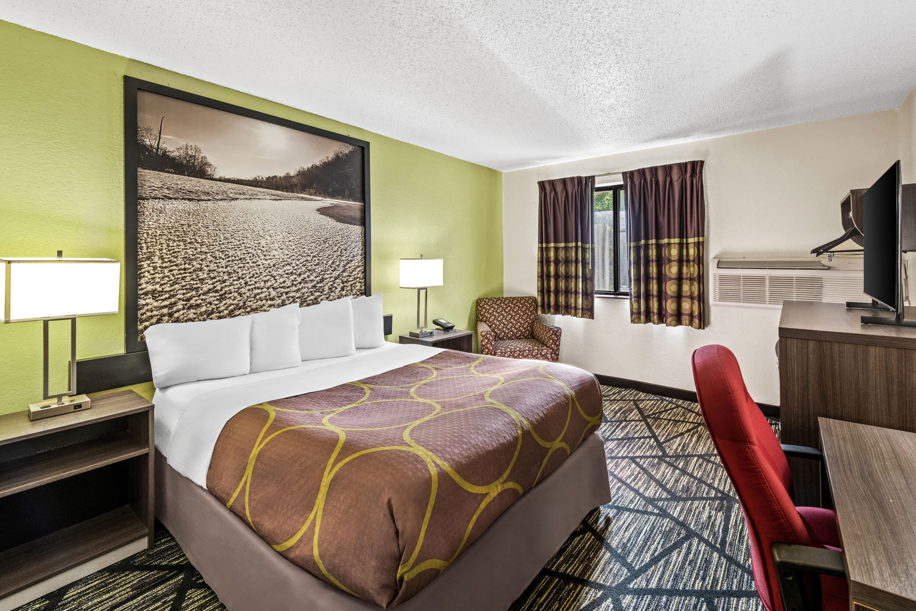 Queen bed guest room at the Super 8 by Wyndham Independence Kansas City in Independence, Missouri