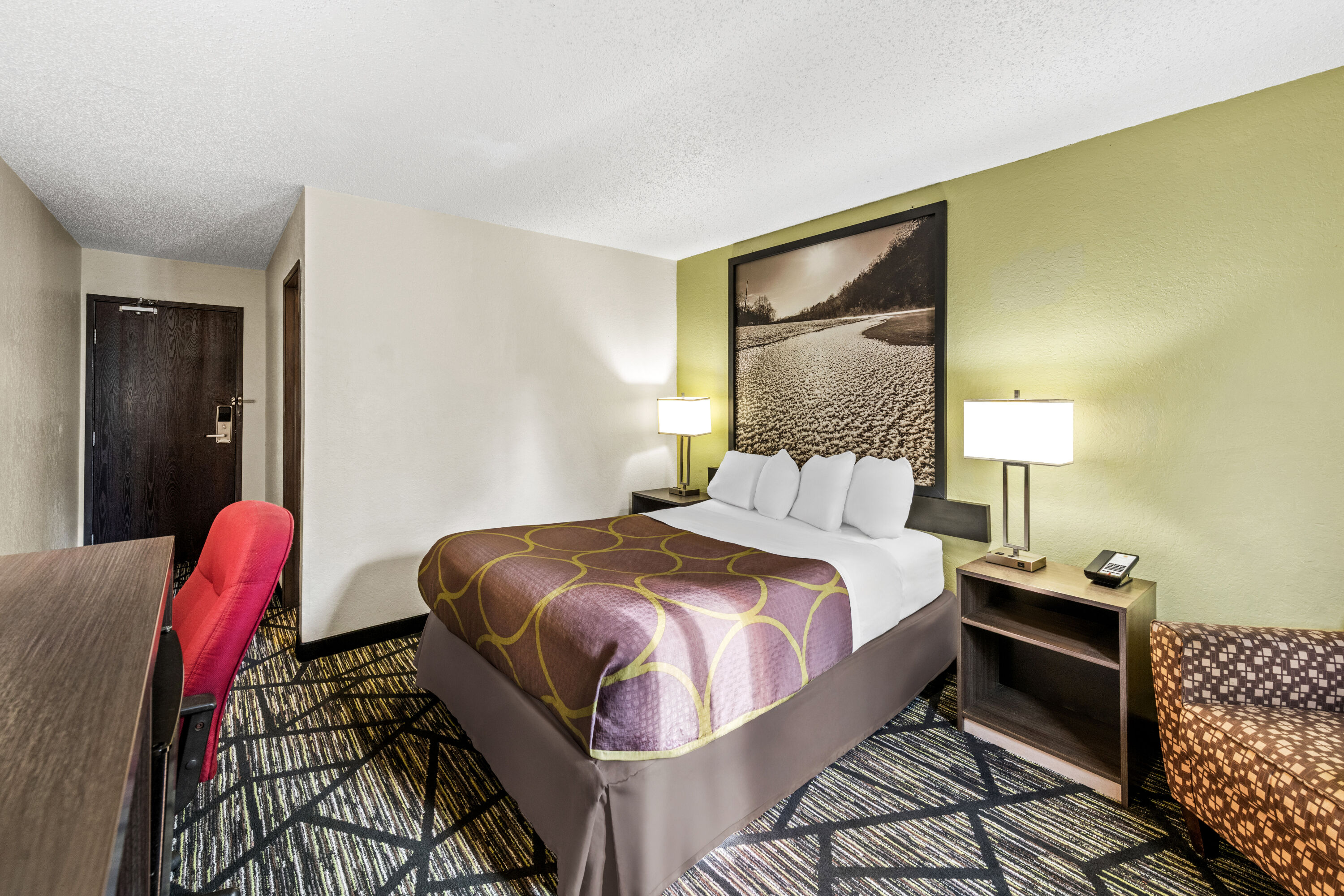 Queen bed guest room at the Super 8 by Wyndham Independence Kansas City in Independence, Missouri