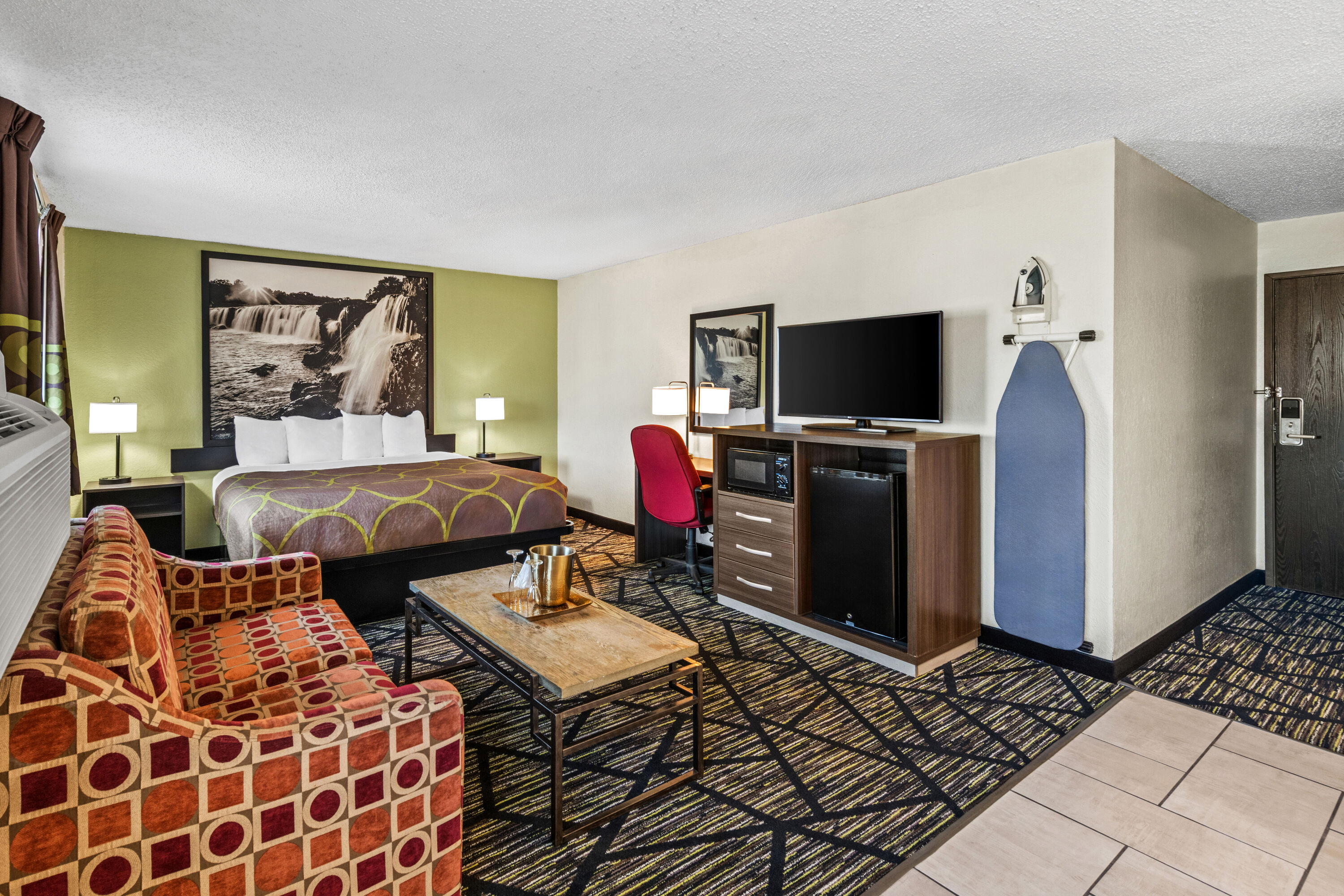 Super 8 by Wyndham Independence Kansas City suite in Independence, Missouri
