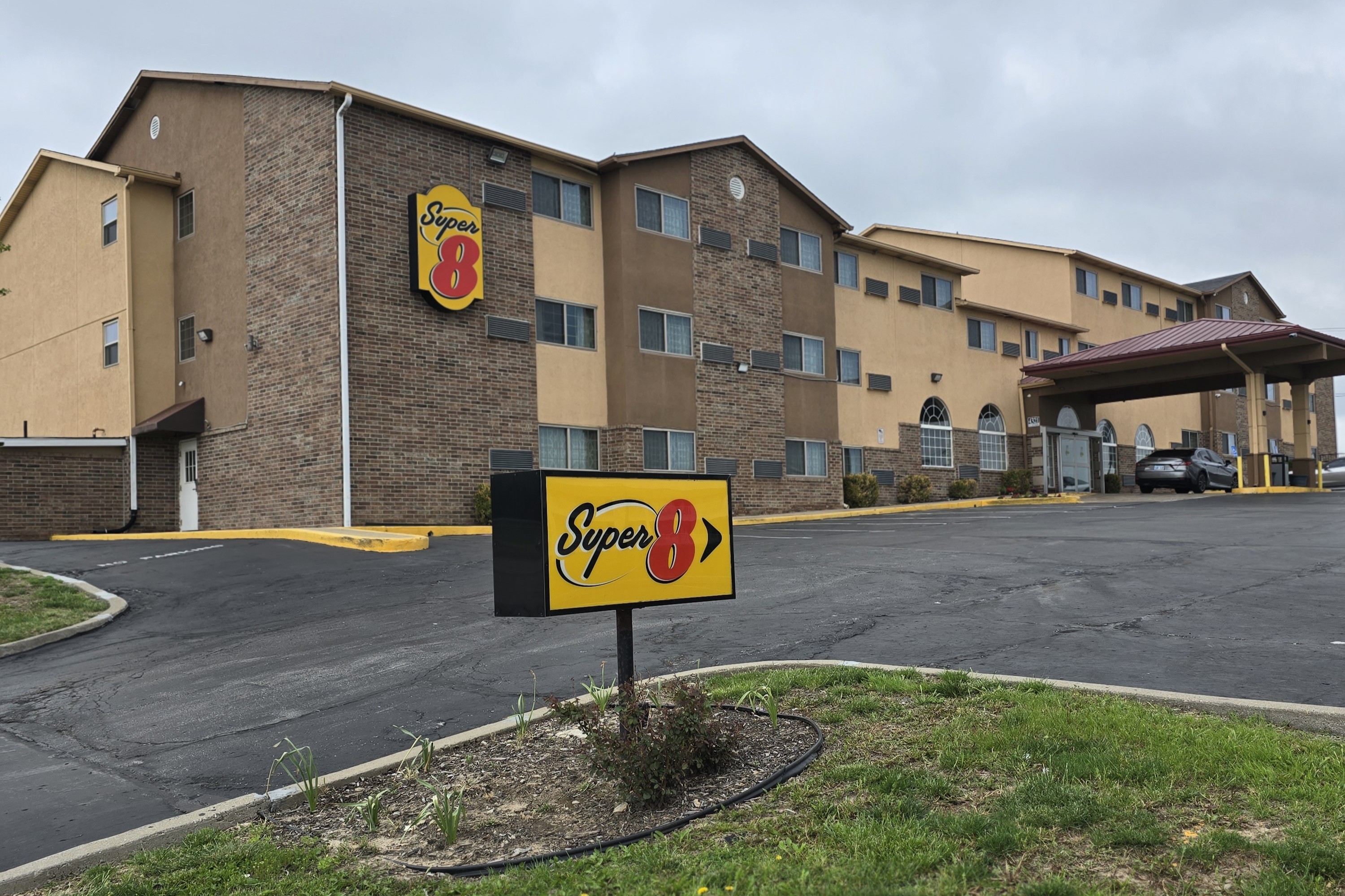 Exterior of Super 8 by Wyndham Kansas City hotel in Kansas City, Missouri