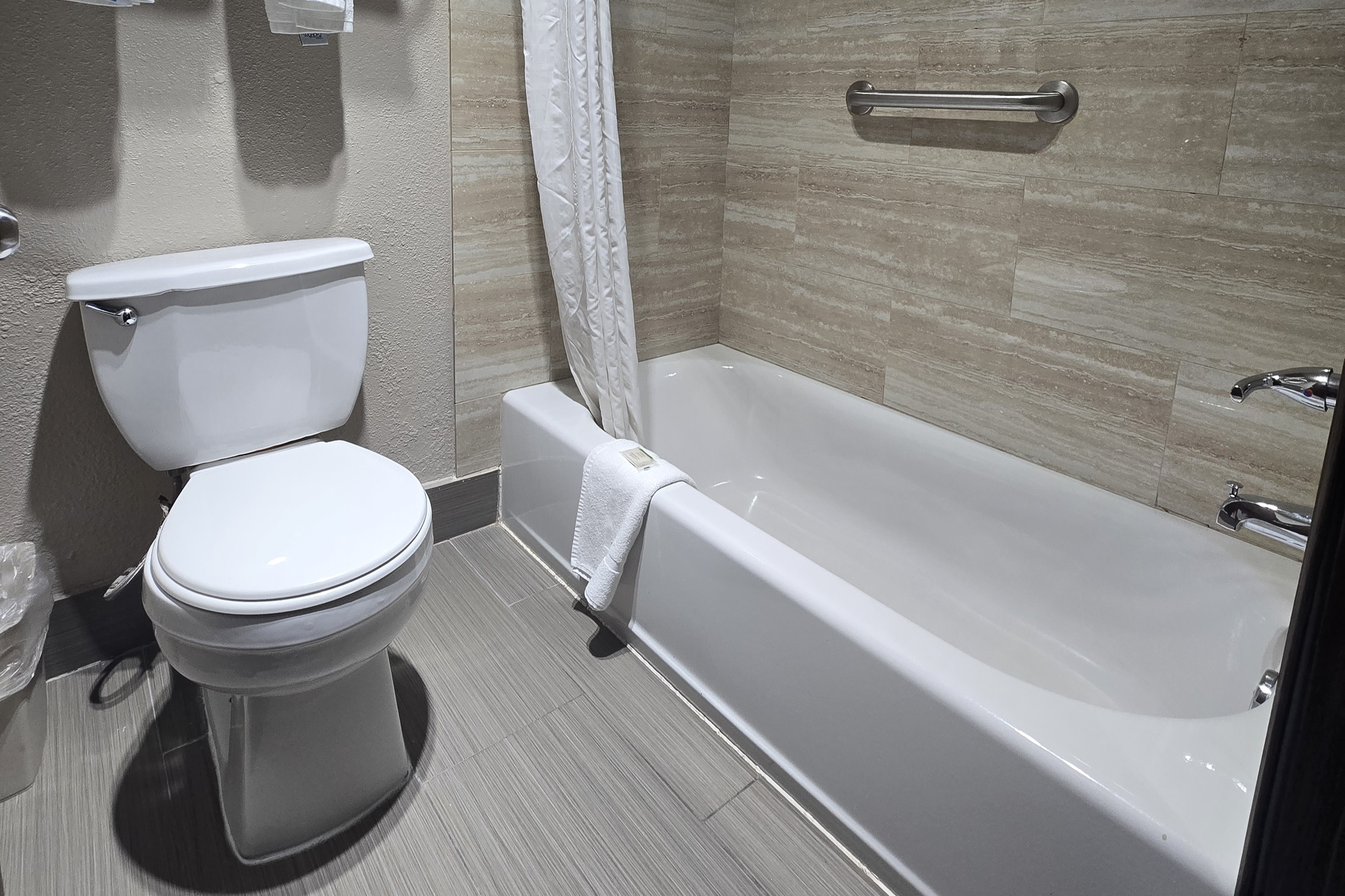 Guest room bath at the Super 8 by Wyndham Kansas City in Kansas City, Missouri
