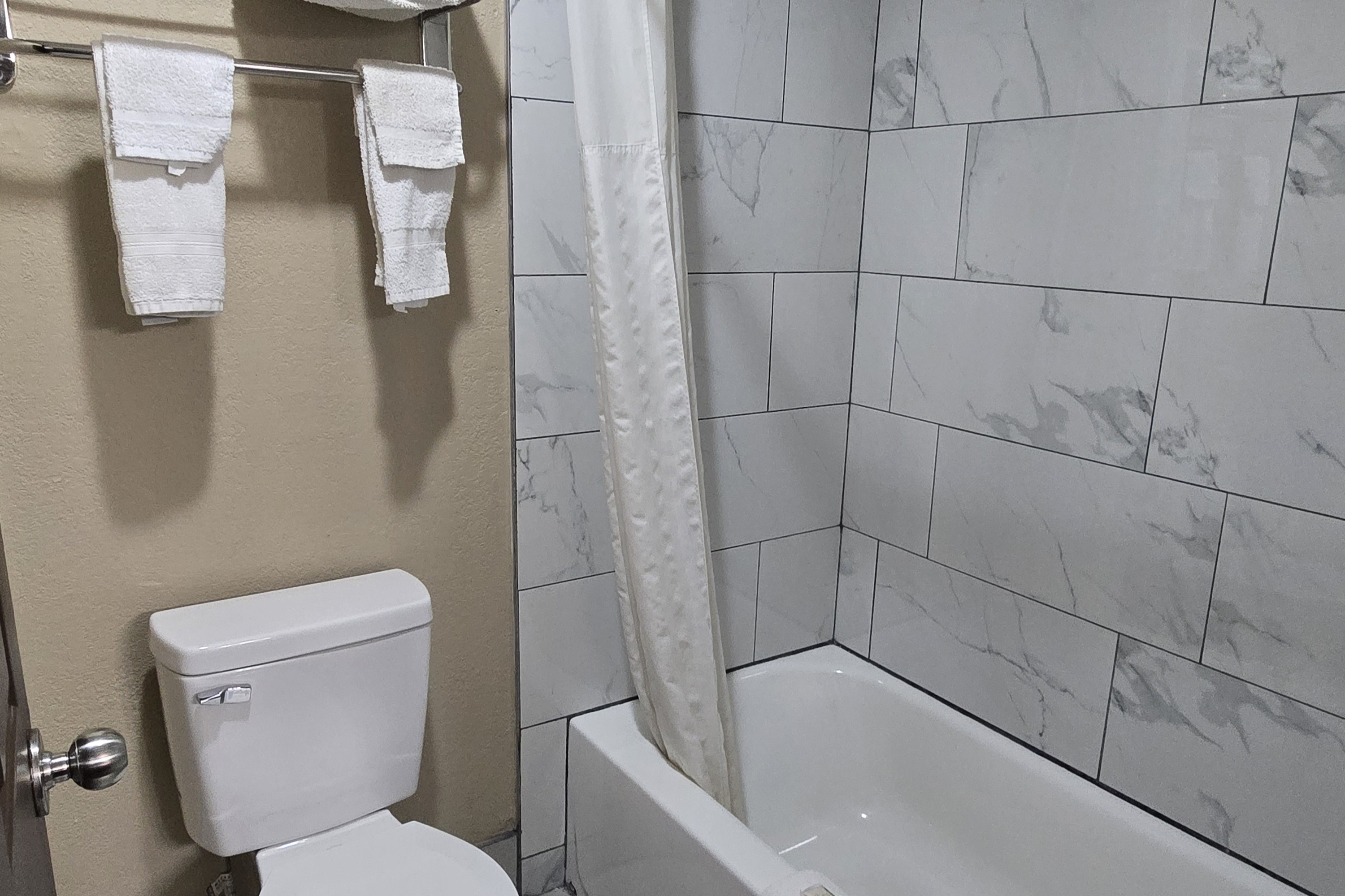 Guest room bath at the Super 8 by Wyndham Kansas City in Kansas City, Missouri